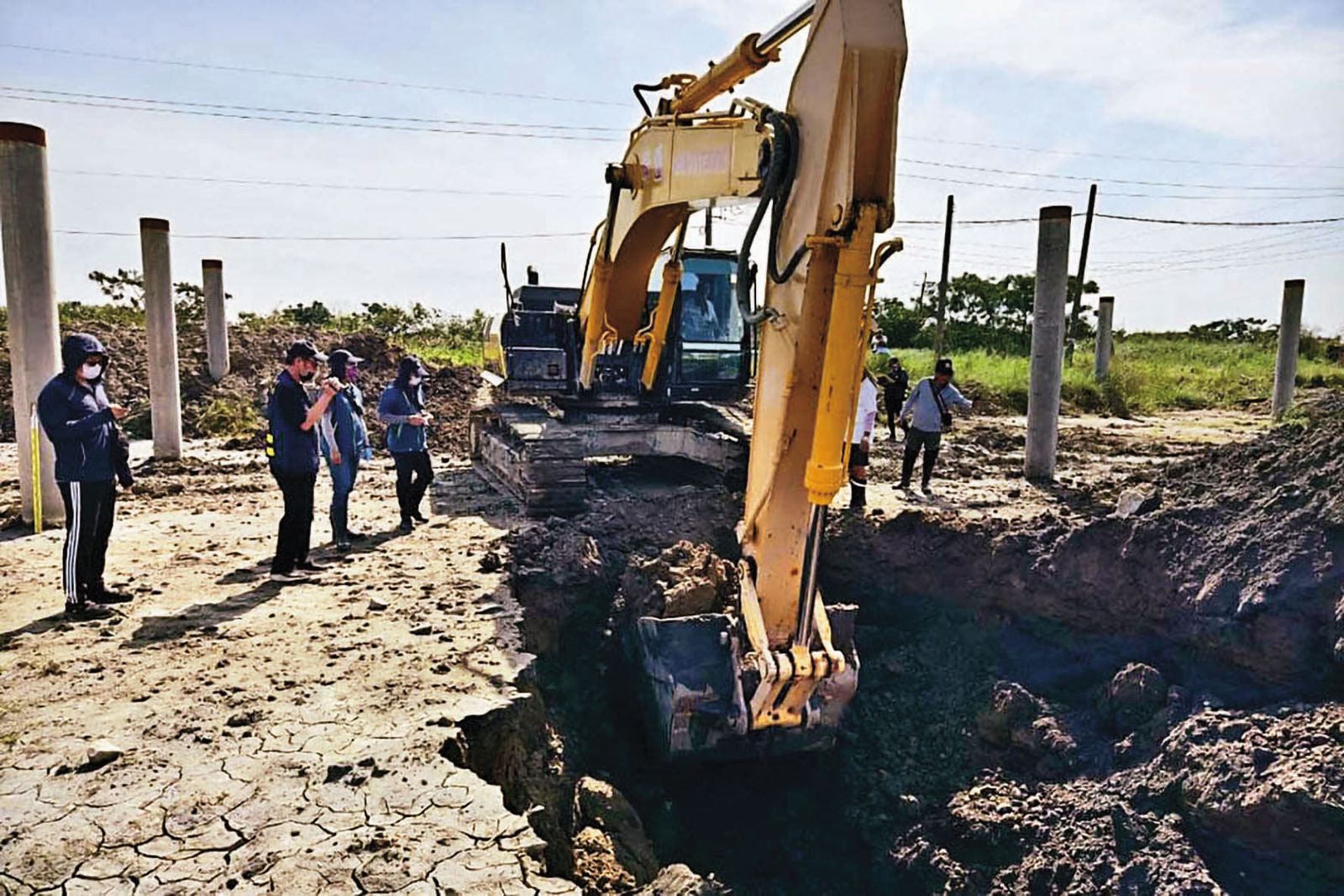 20250818inv004 檢調日前勘驗三地集團光電案場，發現遭偷埋廢棄物，懷疑包商上下其手。示意畫面。（台南市政府提供）