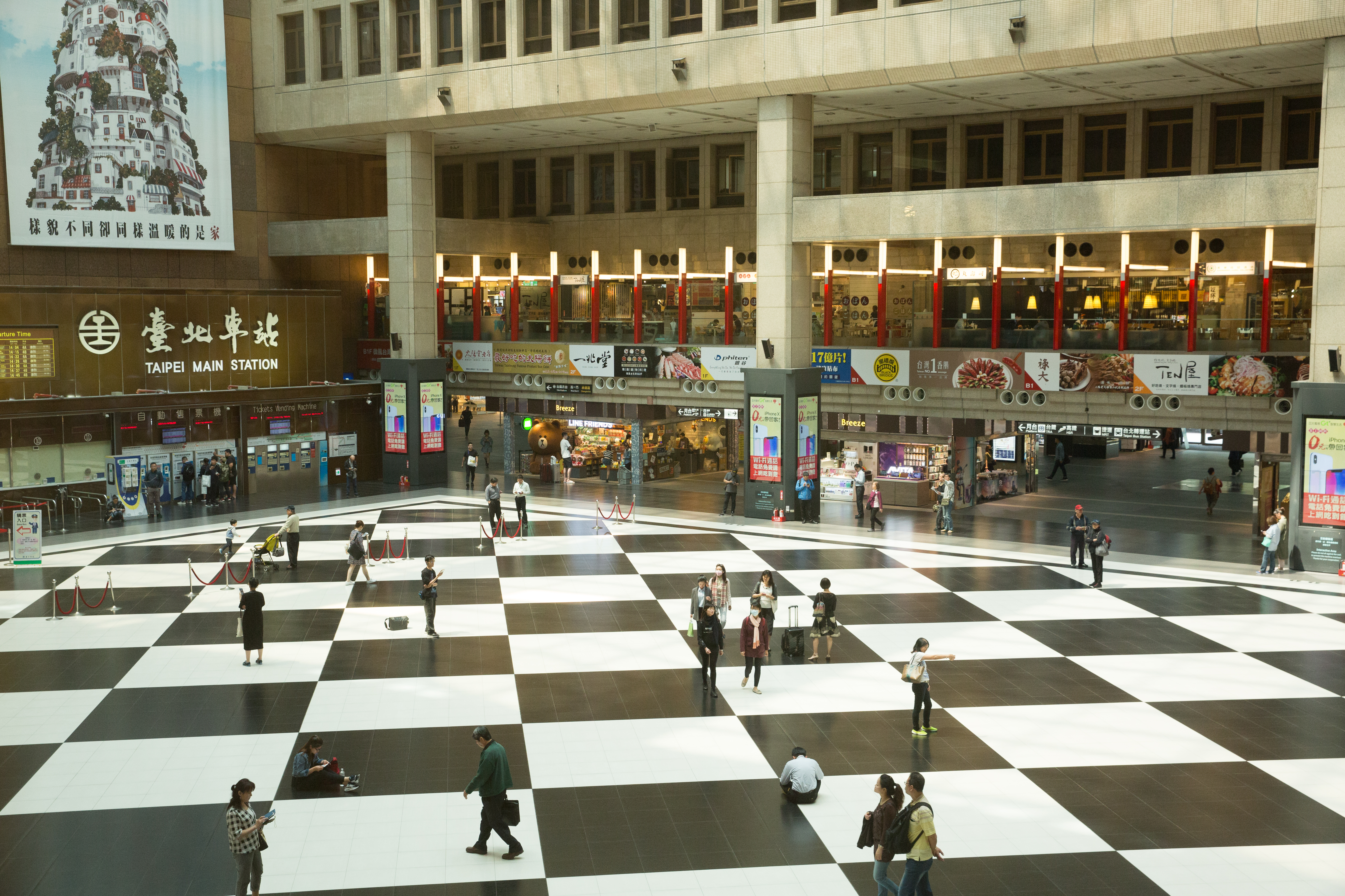 台北車站國慶日前夕竟有通緝犯當眾性侵酒醉女子。（本刊資料照）