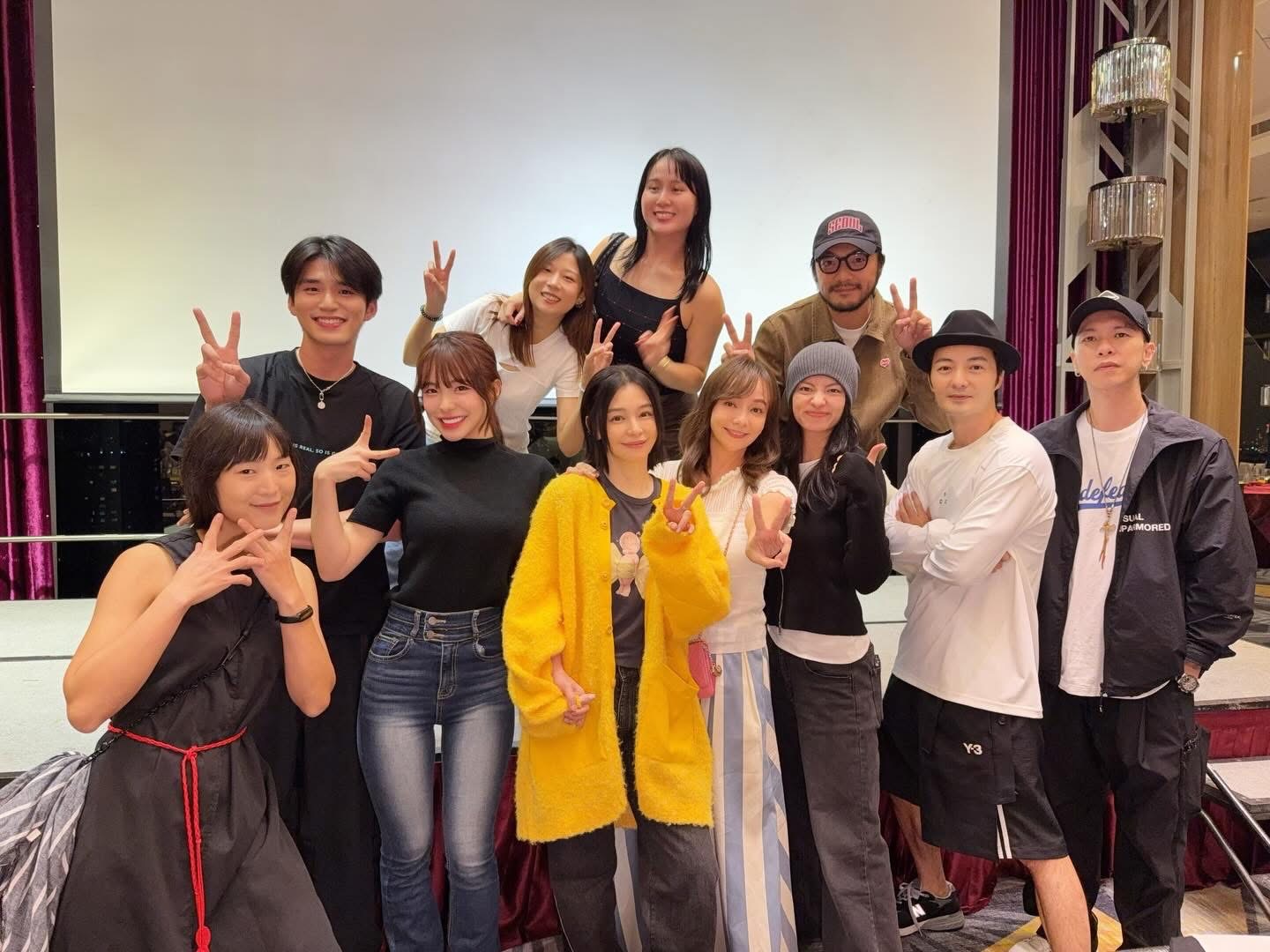 徐若瑄跨足電影《辛亥隧道》幕後製作，殺青後與演員們保持好交情。（翻攝自徐若瑄臉書）