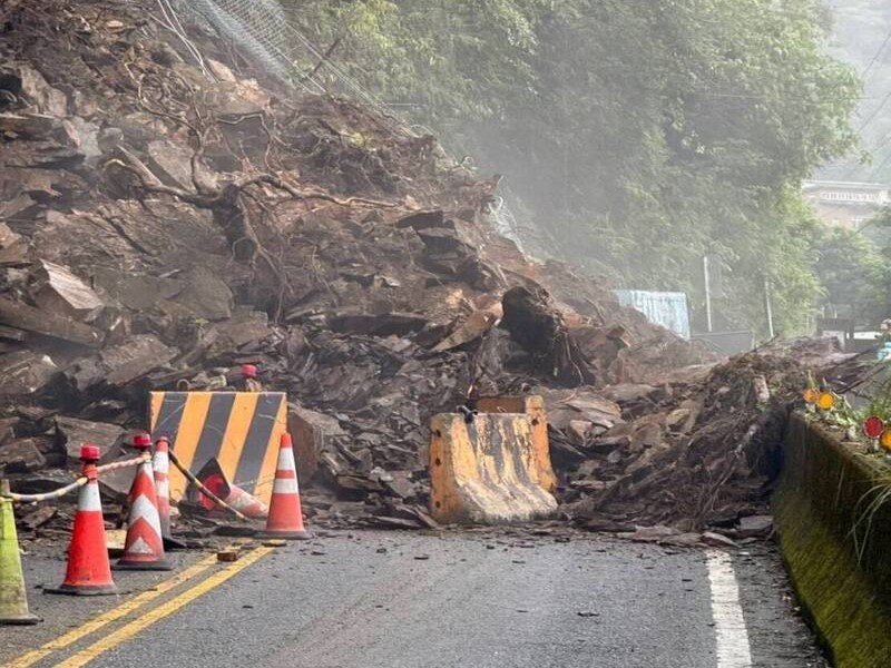 宜蘭縣南澳鄉金洋部落聯外道路今日上午發生落石坍方，導致交通中斷。（宜蘭縣政府提供）