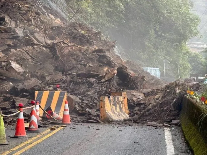 宜蘭縣南澳鄉金洋部落聯外道路今日上午發生落石坍方，導致交通中斷。（宜蘭縣政府提供）