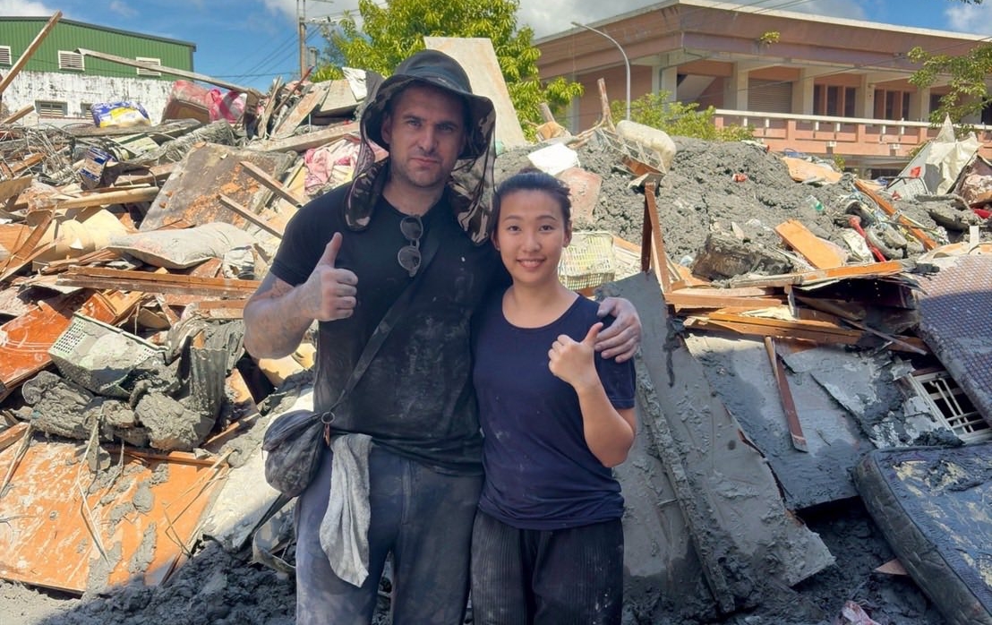 網紅「大豐大哥大」李大豐跟老婆一起到光復當「鏟子超人」救災，他希望還有更多人願意挺身而出。（翻攝臉書粉專／大豐大哥大）