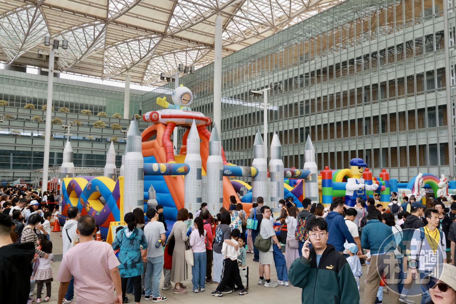 今日一早，廣達員工陸續走進林口總部參加「2026廣達38週年慶」。