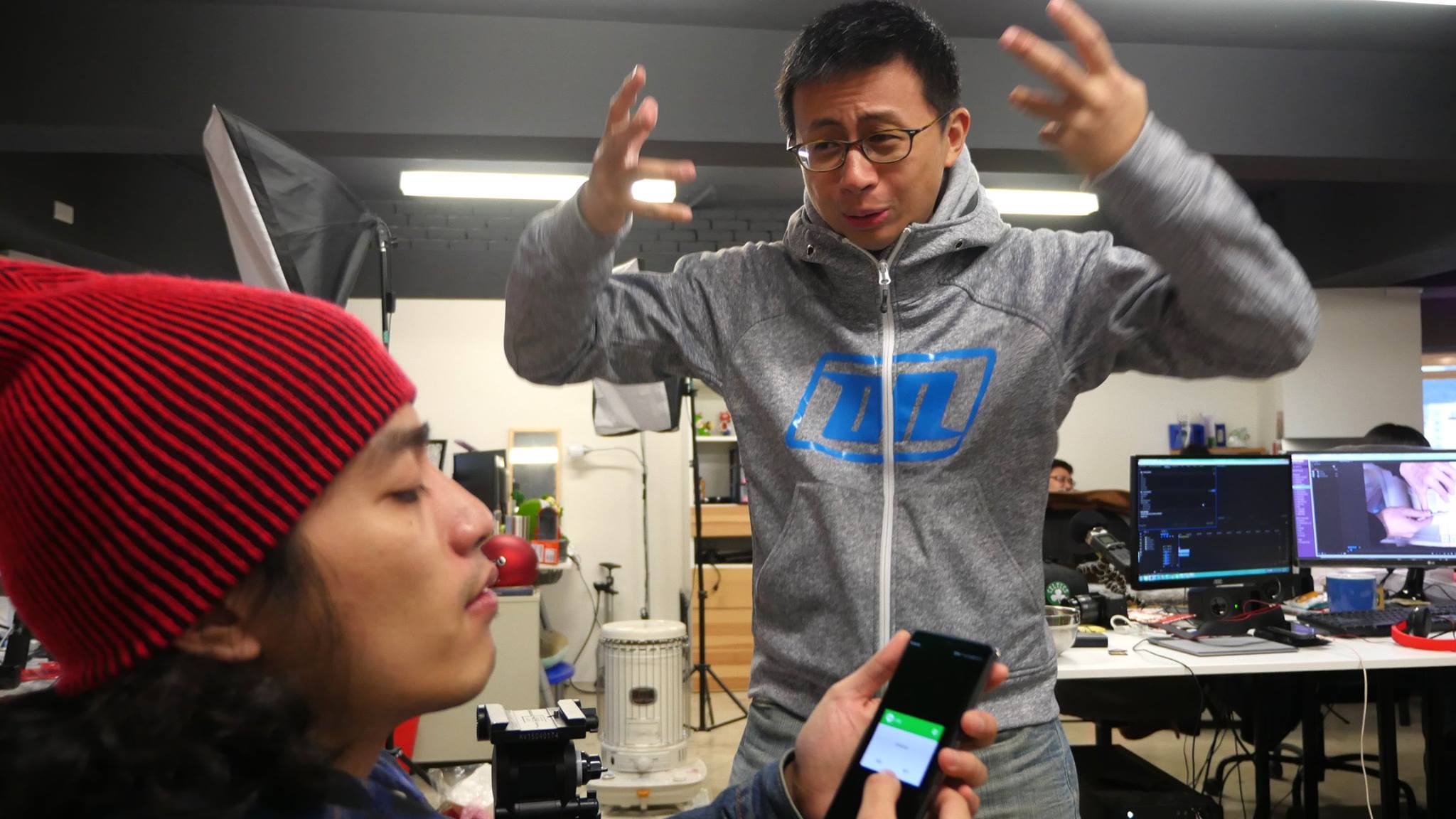 網紅「RJ 廉傑克曼」阿傑（左）被女coser爆料有女友還約砲，前老闆《上班不要看》的呱吉（右）也發表看法。（翻攝自上班不要看臉書）