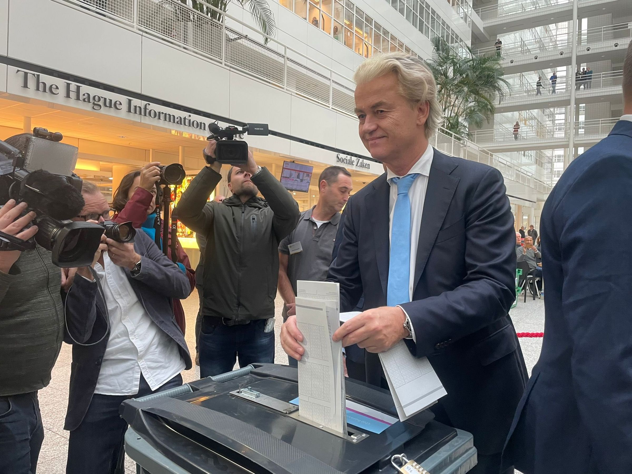荷蘭國會大選由極右派的「荷蘭川普」懷爾德斯勝出。(翻攝自@geertwilderspvv X)