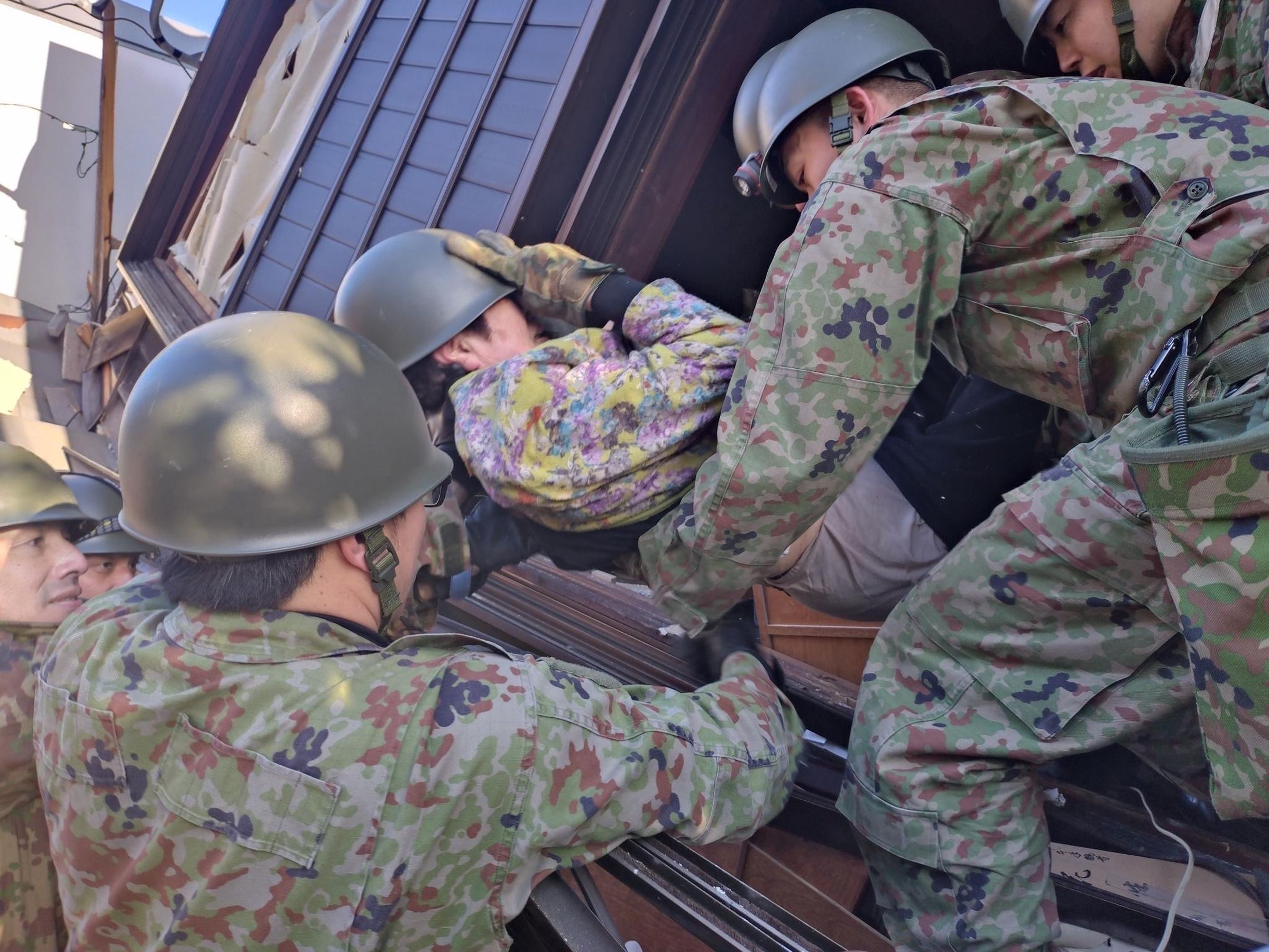 日本自衛隊員救出遭活埋的女子。（翻攝自X@ModJapan_saigai）