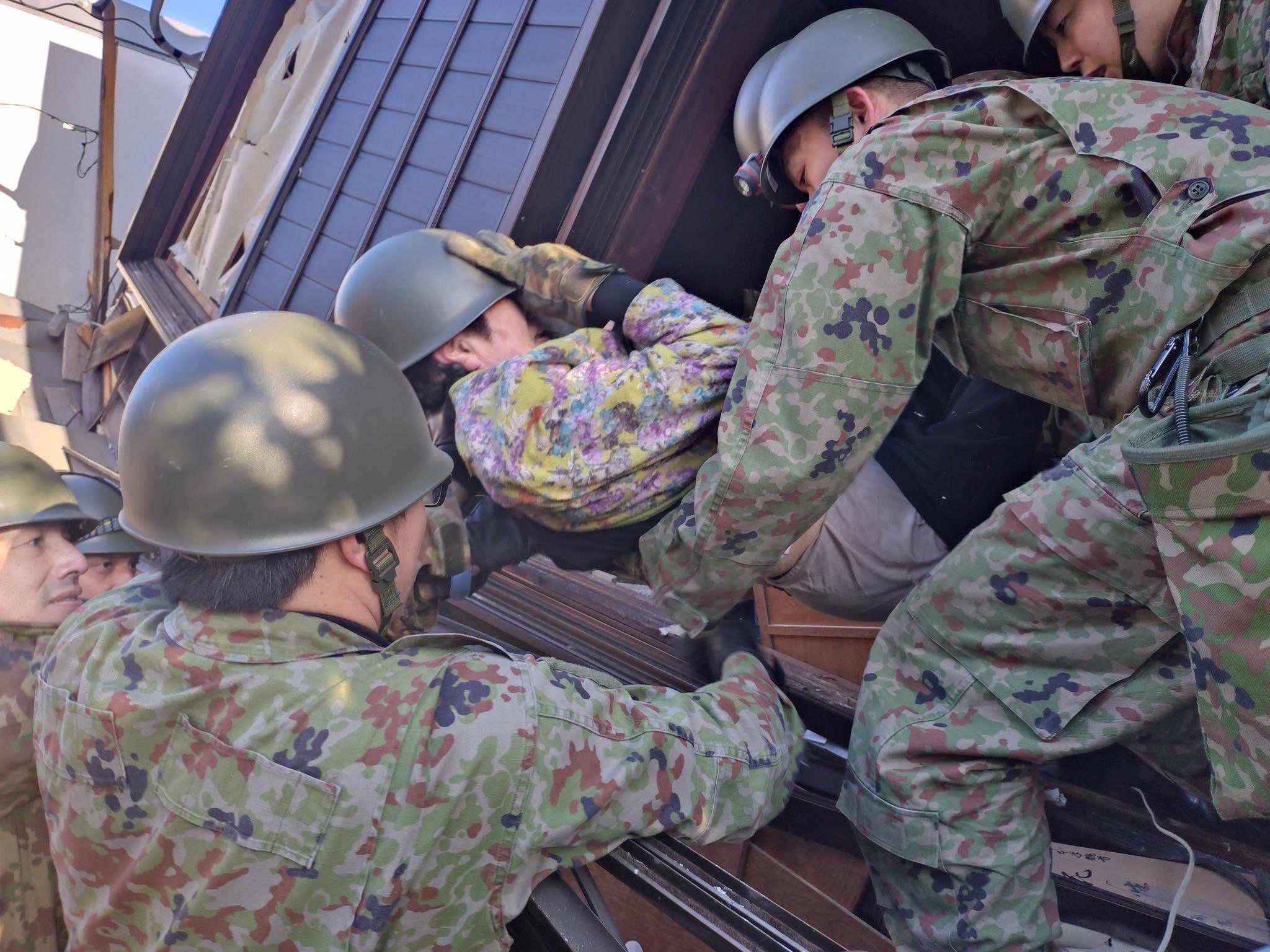 日本自衛隊員救出遭活埋的女子。（翻攝自X@ModJapan_saigai）