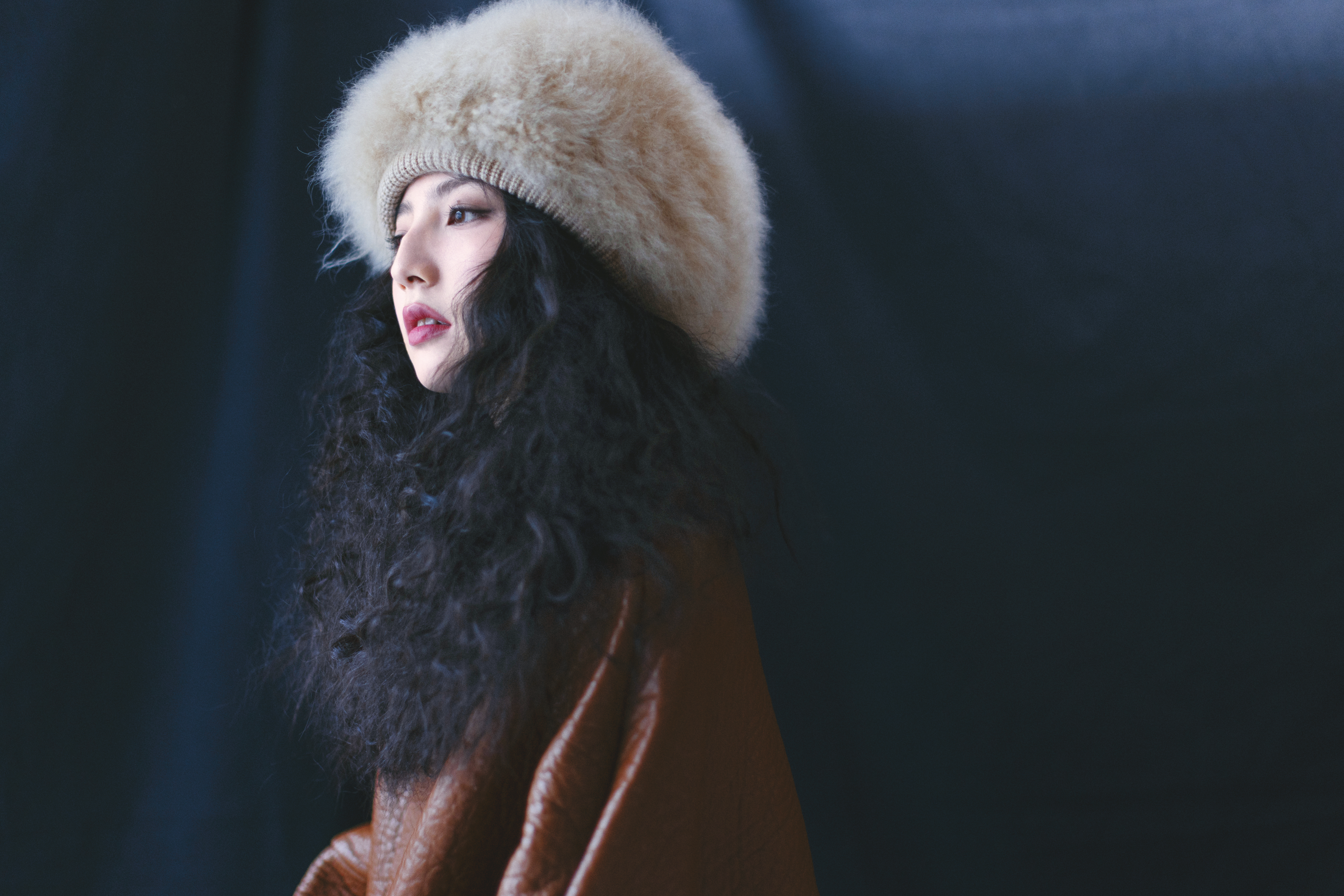 皮革外套 價格店洽 by PRADA；Adria羊毛帽 價格店洽 by Loro Piana。