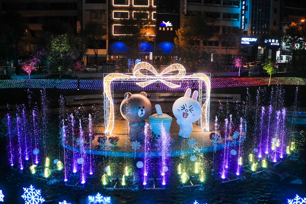 柳川有熊大及兔兔的「珠寶盒劇場」水舞表演。（台中市政府提供）