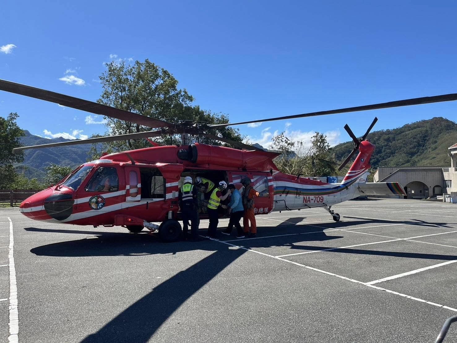 空勤總隊協助空投物資至桃園市復興區新興部落，援救受困住民。（桃園市警察局提供）