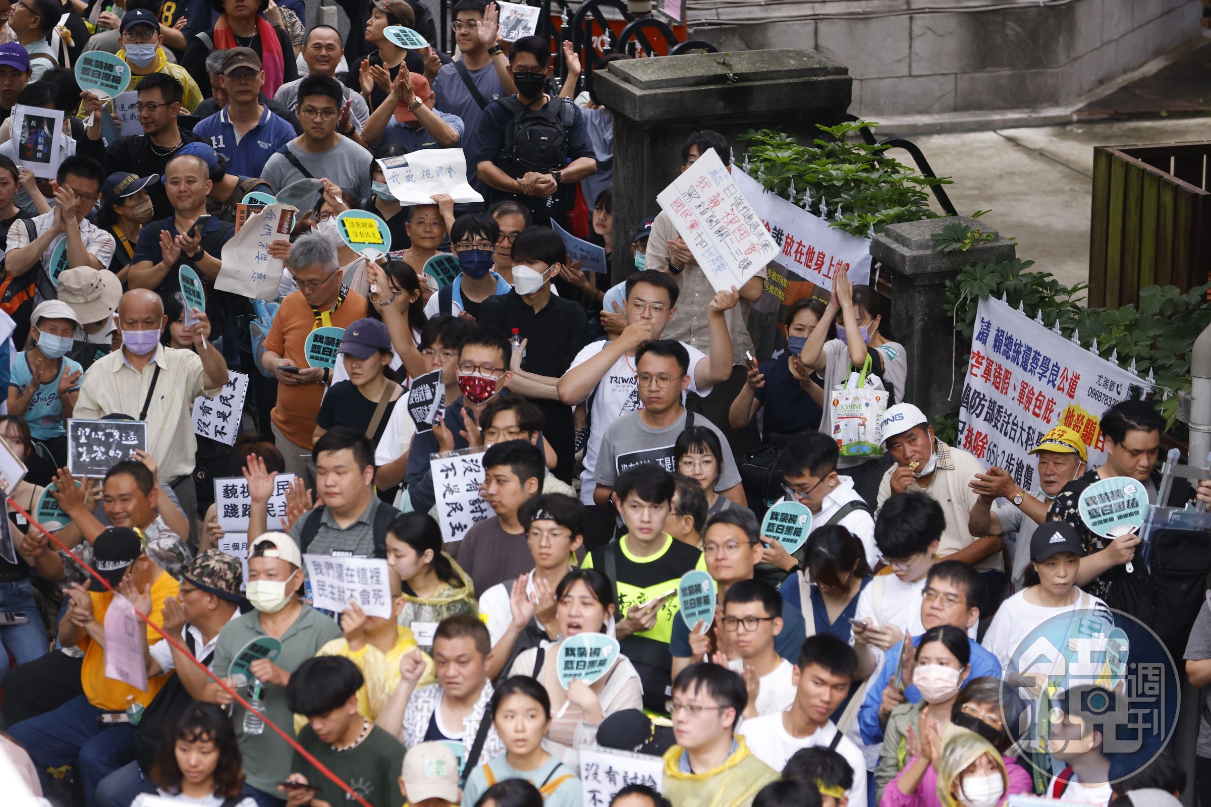 國會職權修法引發激烈討論,民團發起「青鳥行動」,號召民眾走上街頭。
