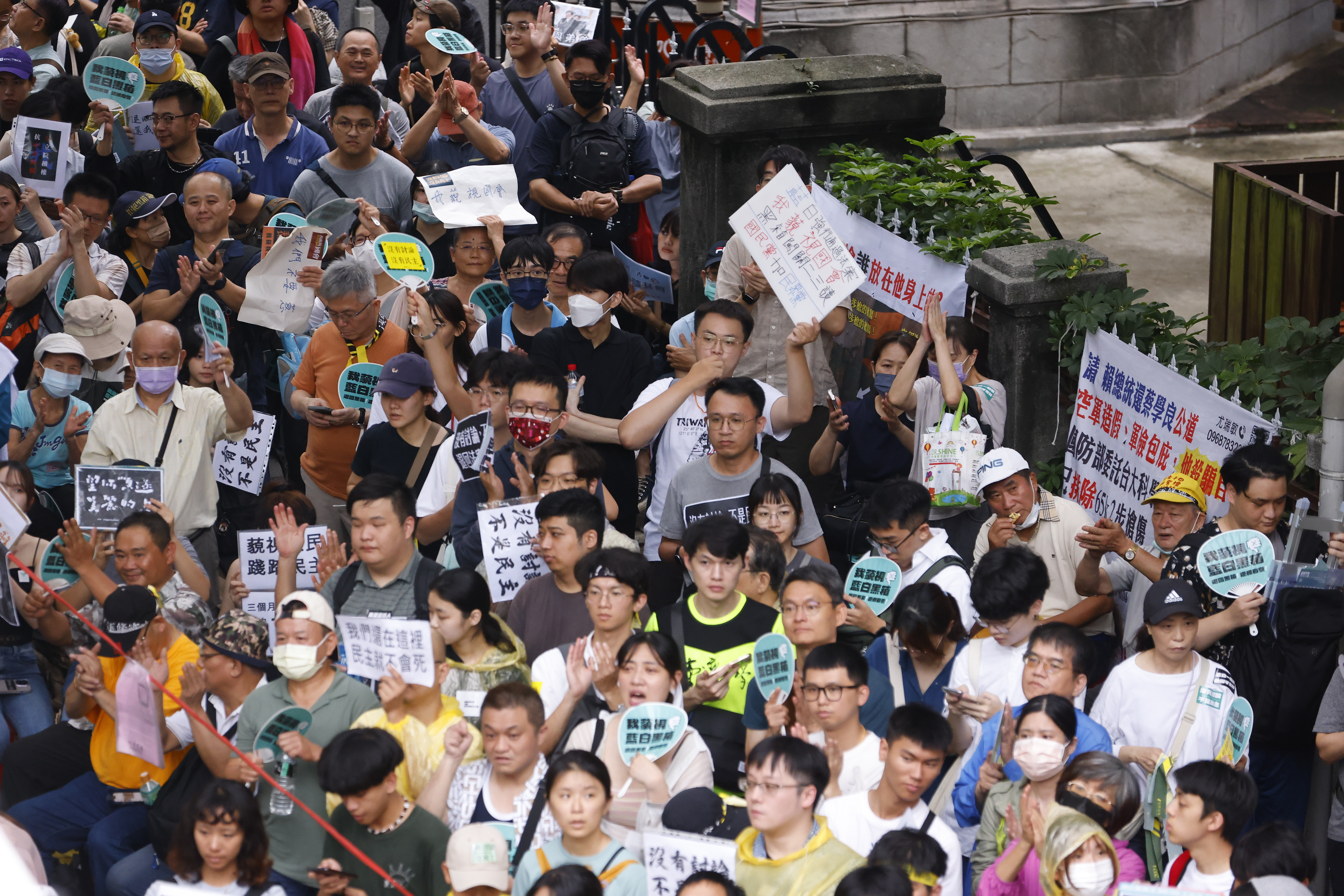 國會職權修法引發激烈討論，民團發起「青鳥行動」，號召民眾走上街頭。