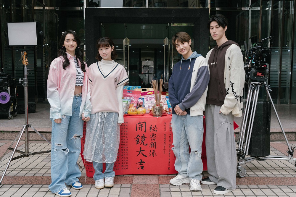 BL劇《秘密關係》今（15日）正式開鏡，右起為成晞、王君豪、林宴慈、袁子筑。（《秘密關係》製作單位提供）