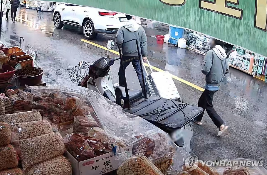 南韓一名50多歲婦人遭女婿活活打死,女婿竟將屍體塞入行李箱,帶到河畔棄屍。(翻攝自韓聯社)