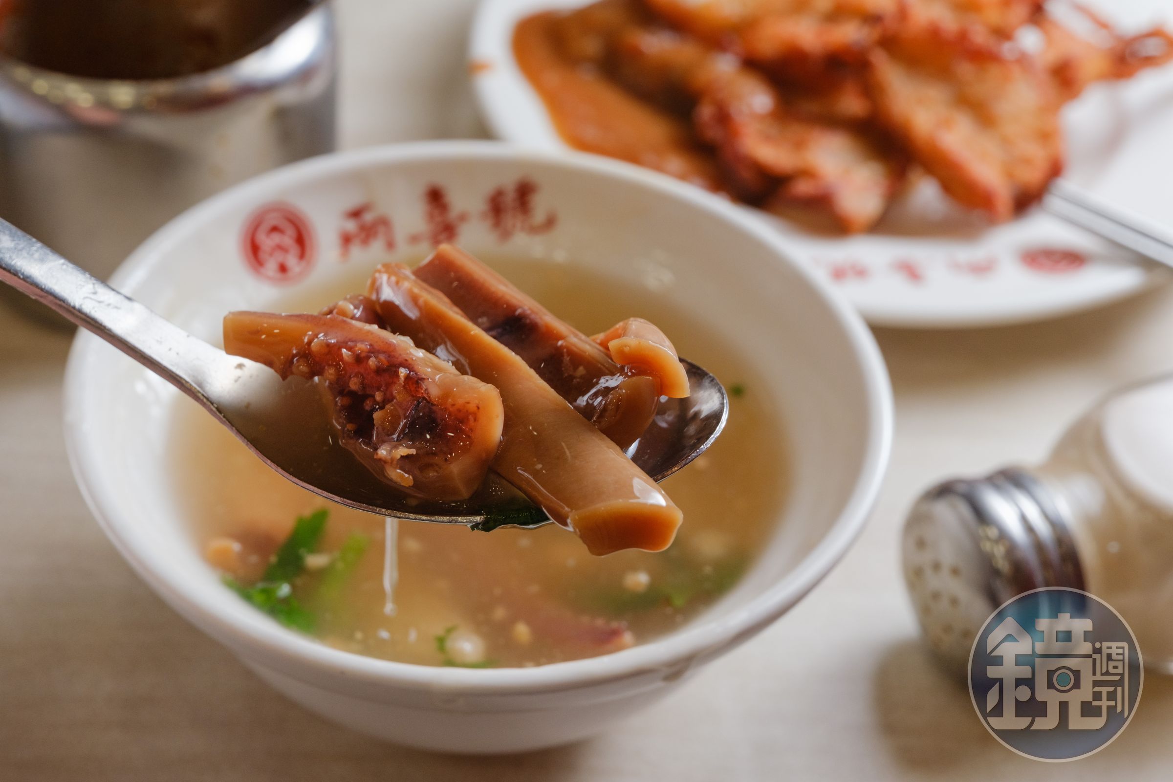 「兩喜魷魚羹」的發泡魷魚厚實飽滿,吃起來很有彈性。(65元/小碗)