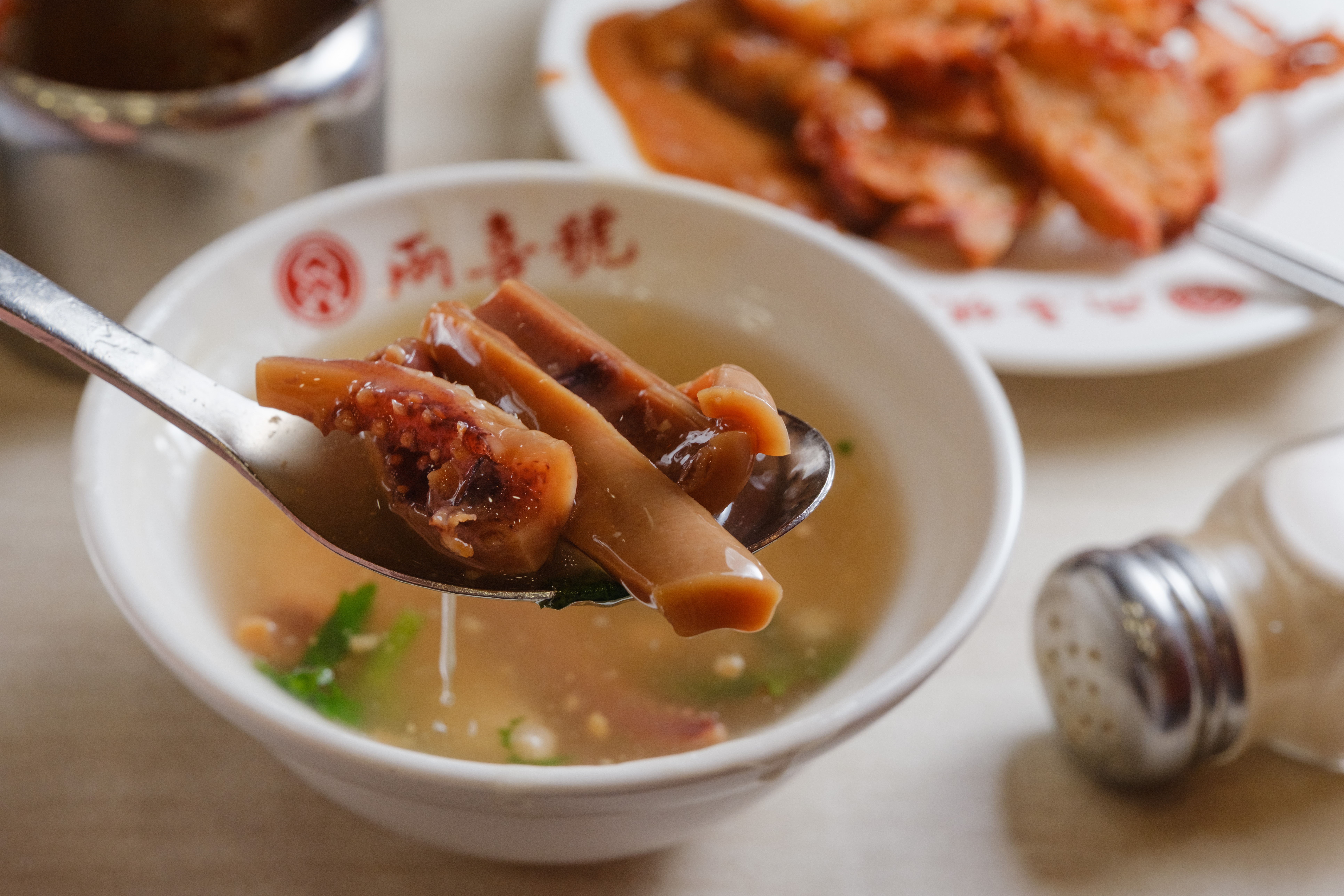 「兩喜魷魚羹」的發泡魷魚厚實飽滿，吃起來很有彈性。（65元／小碗）