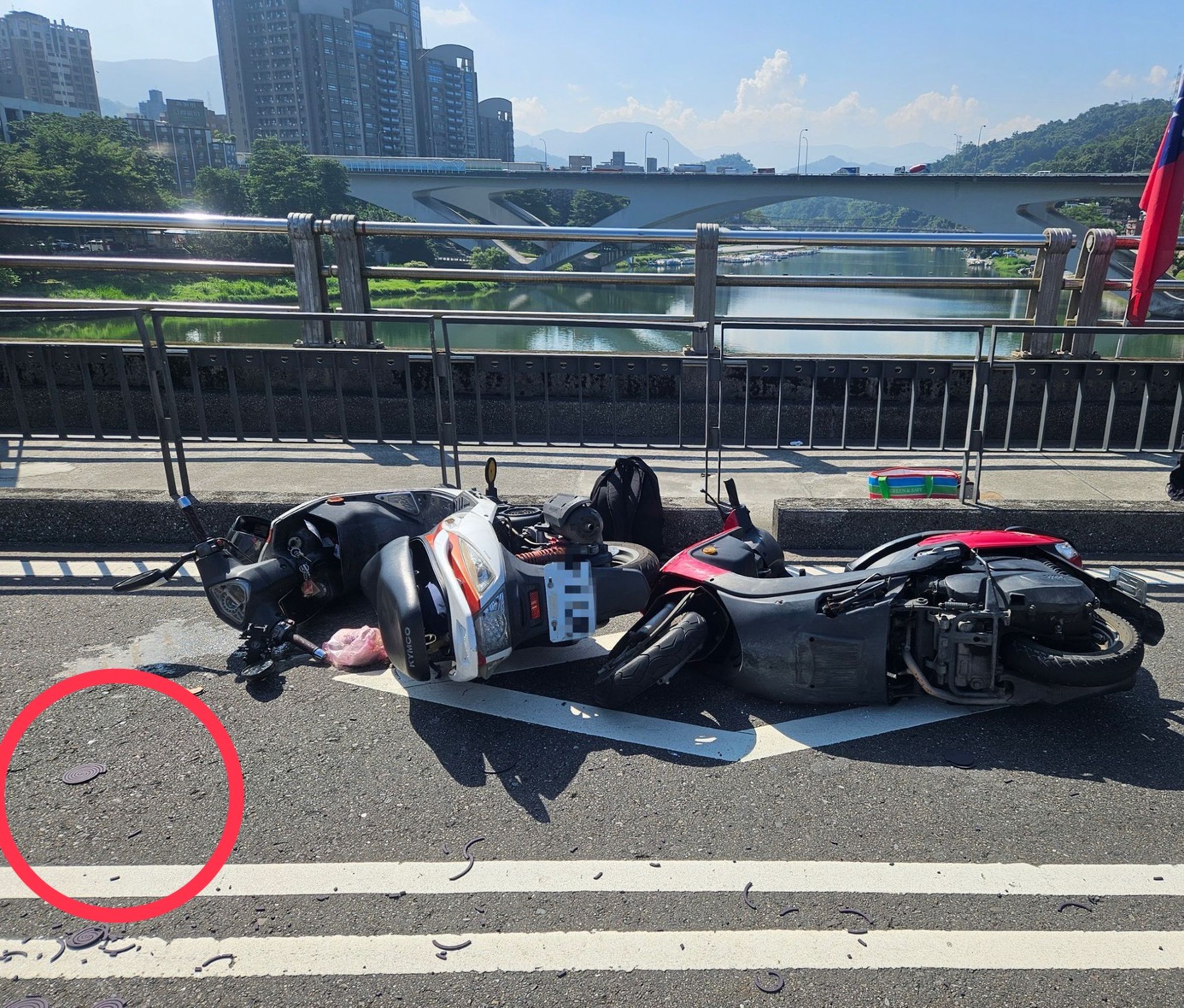 一名騎士騎車時,疑似被另一名騎士掉出來的蚊香打到臉,結果失控擦撞另一台機車。(警方提供)