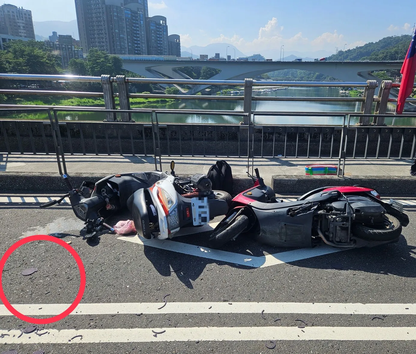 一名騎士騎車時，疑似被另一名騎士掉出來的蚊香打到臉，結果失控擦撞另一台機車。（警方提供）