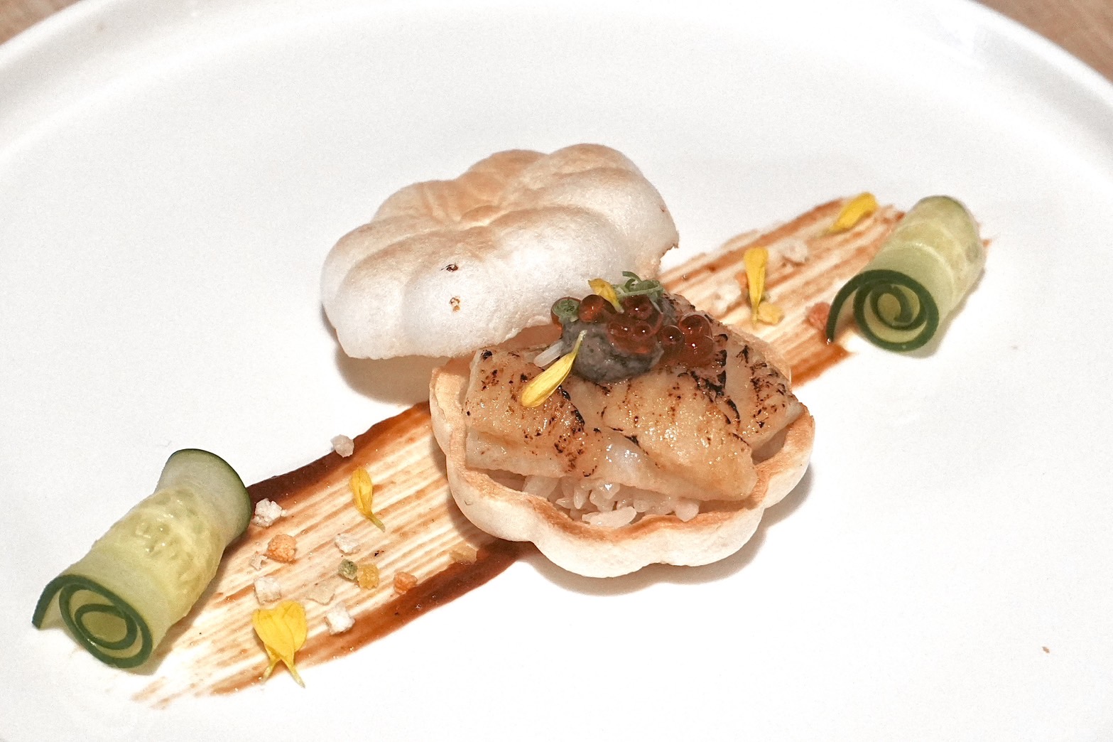 我特別喜歡這道「比目魚最中餅」，鬆酥餅殼夾入醋飯、比目魚與蟹膏，再滴上麻油畫龍點睛。