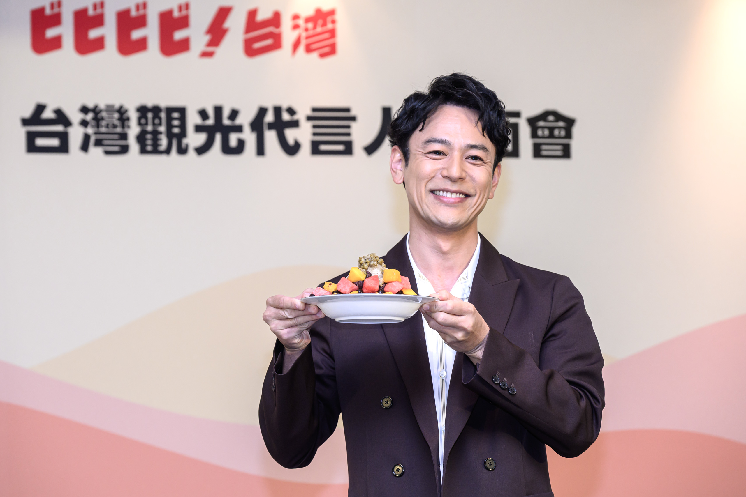 妻夫木聰在記者會親自製作台灣刨冰。(交通部觀光署提供)