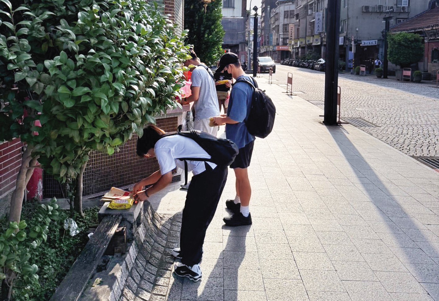 8/7 16:15 下午4點多，許光漢（右）現身台北市大龍峒保安宮祈福拜拜，還在豔陽下燒紙錢。