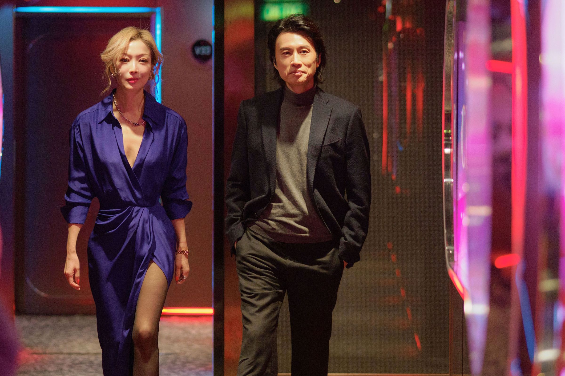 票房天王黃子華(右)與華語天后鄭秀文(左)聯手推出新作《夜王》。(華映娛樂提供)