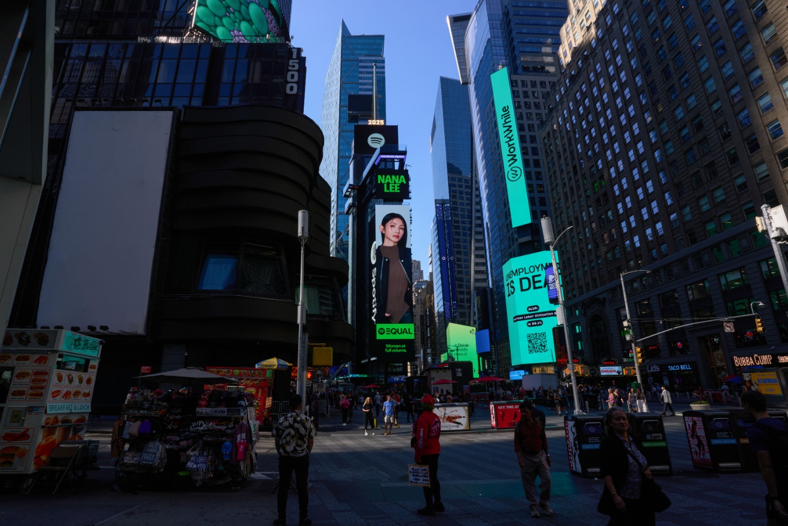 李千娜登上紐約時代廣場近25層樓高的巨型LED螢幕。（環球音樂提供）