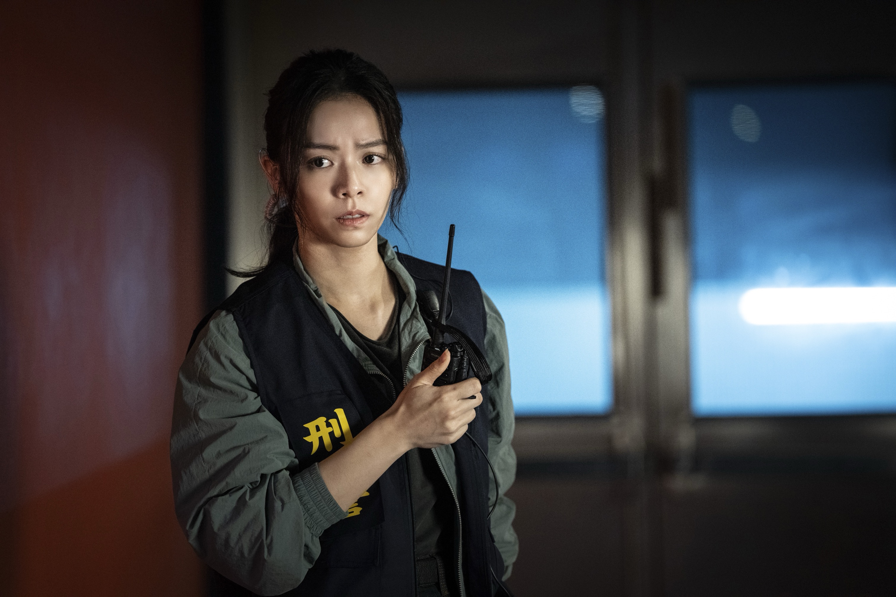 宋芸樺在《96分鐘》飾演俐落刑警，好友柯震東特地到場探班。（華影國際提供）
