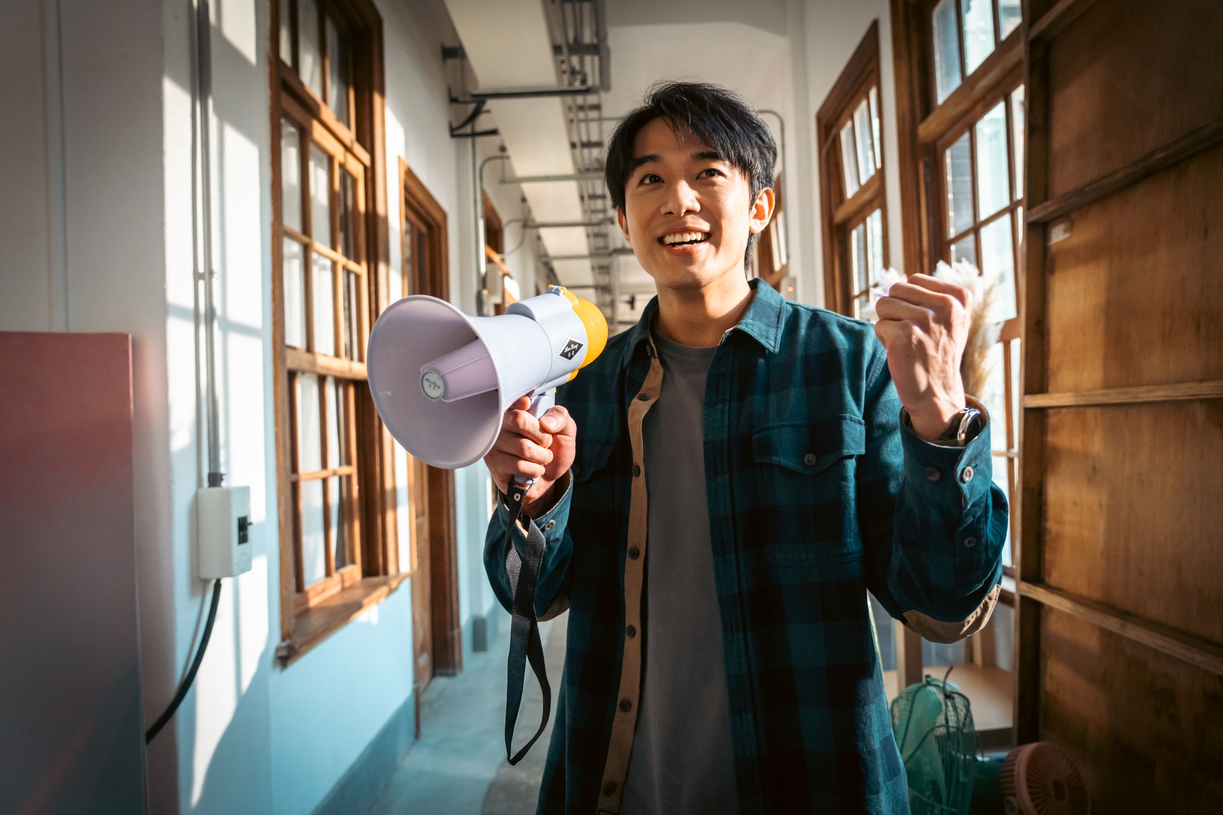 初孟軒飾演劇團導演，希望能帶領團員一起找到生路。（風暴國際提供）