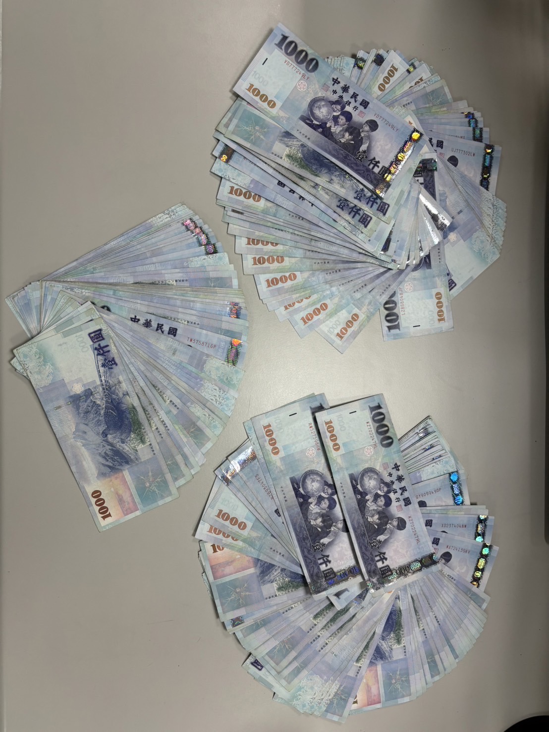 警方在陳男身上起出多張金融卡及24萬元現金。（翻攝畫面）