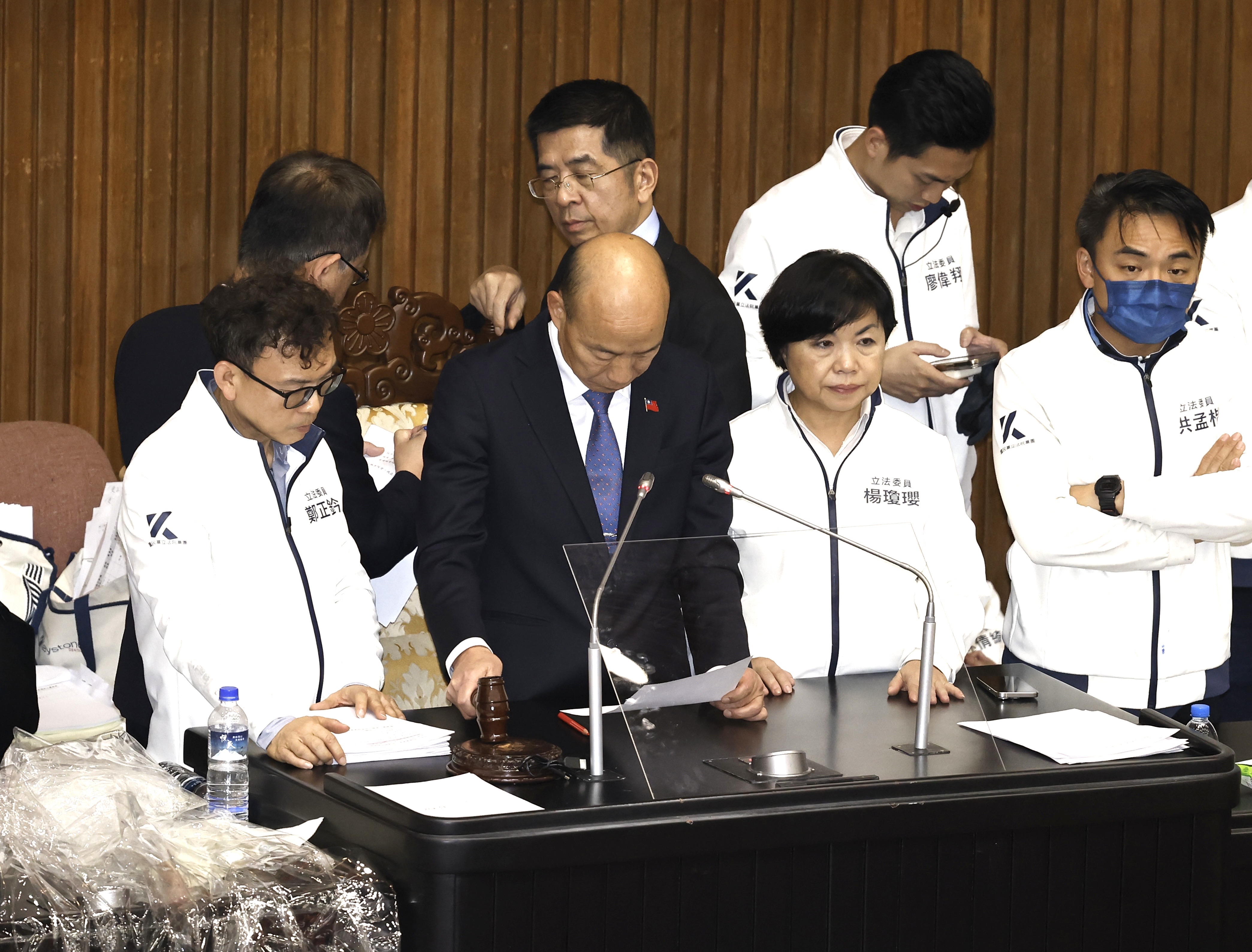 立法院長韓國瑜敲槌三讀，《憲法訴訟法》修正條文通過。