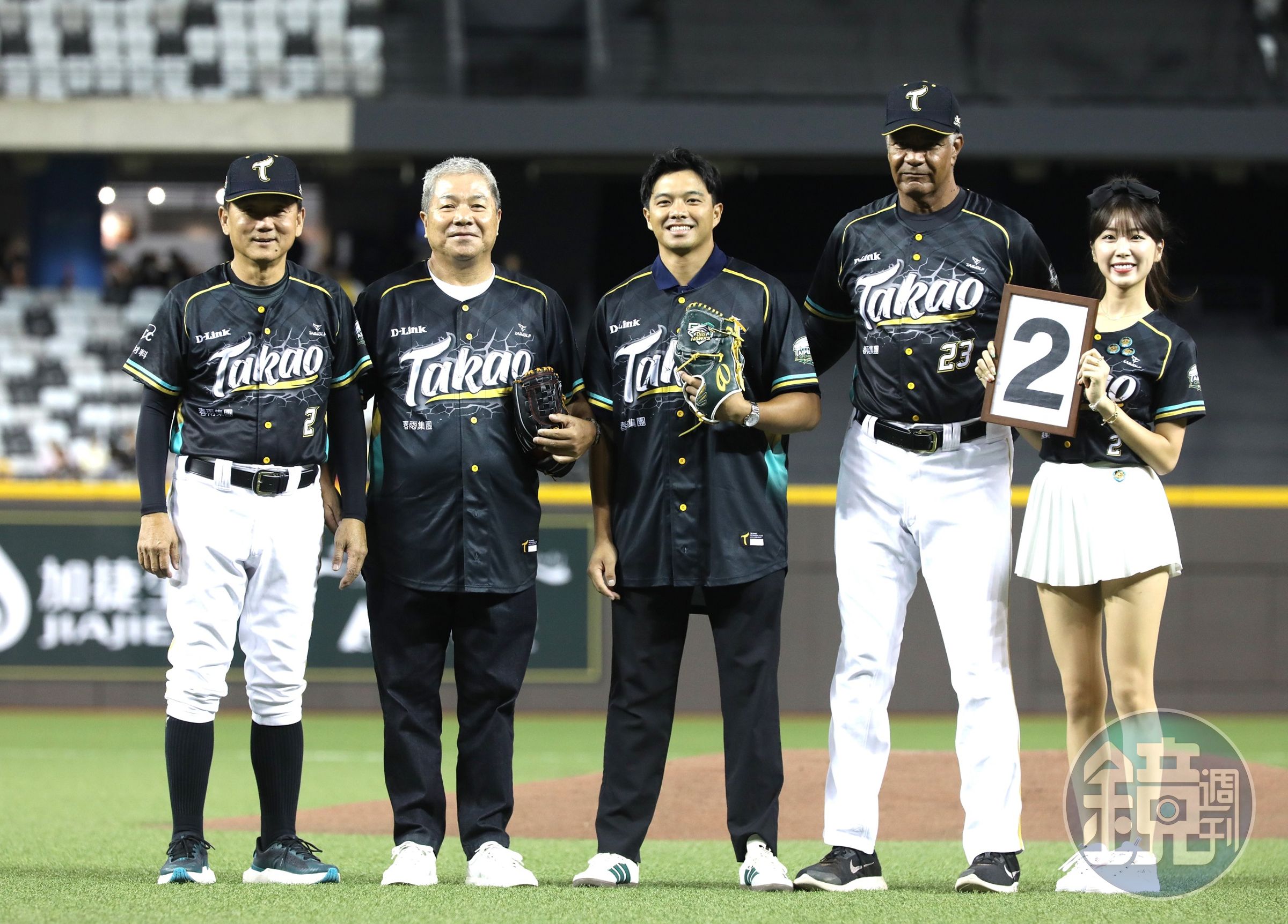 (左起)#2洪一中、#5吳復連、吳念庭、#23路易士,再加上台鋼投手教練#34橫田久則 ,經典2345合而為鷹齊巨,為大巨蛋台鋼主場揭序幕!(攝影組)