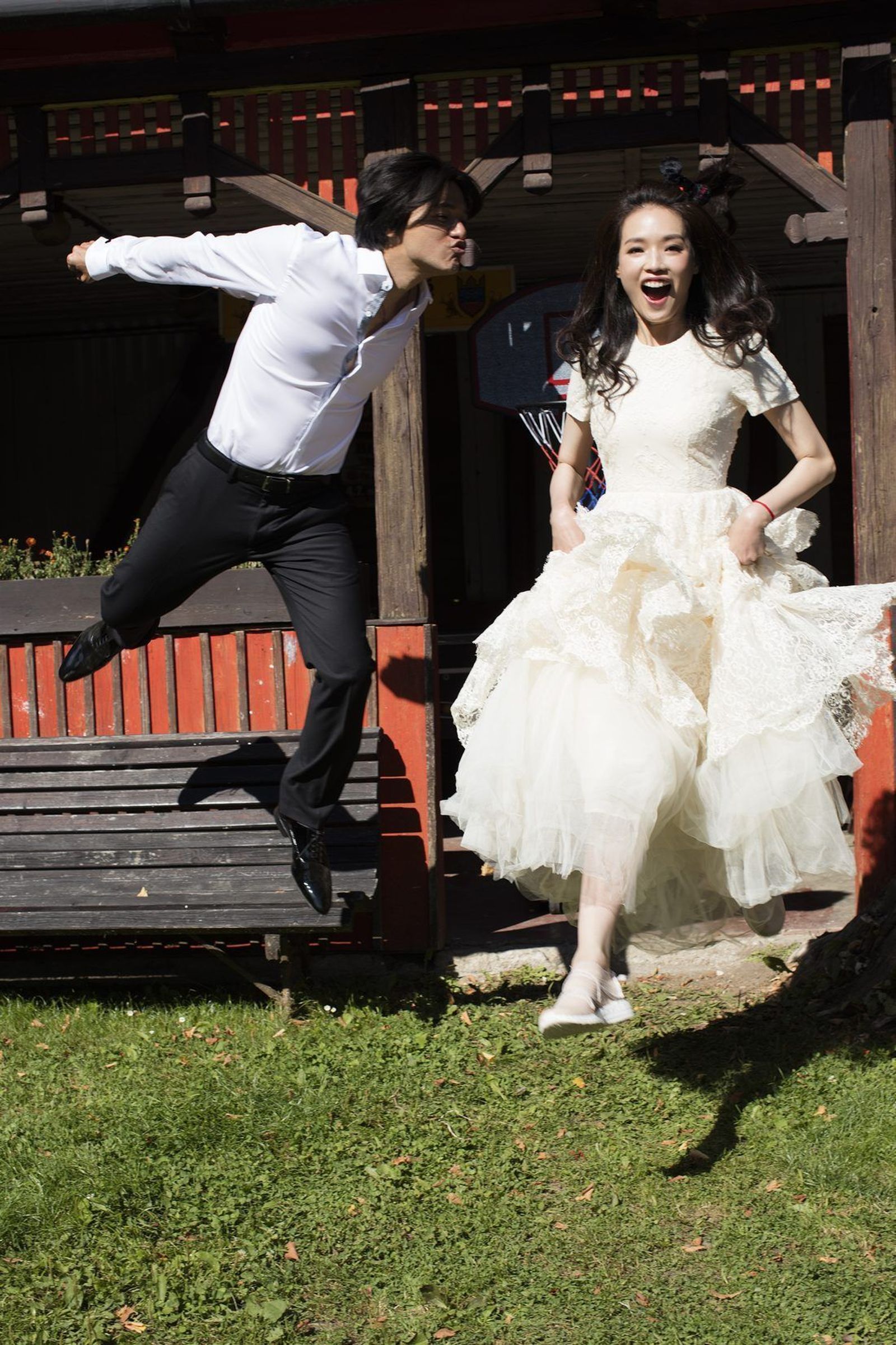 在布拉格臨時起意結婚，連頭紗都是隨意在當地婚紗店挑選，但氛圍極佳，當時還曾引起轟動。（網路圖片）