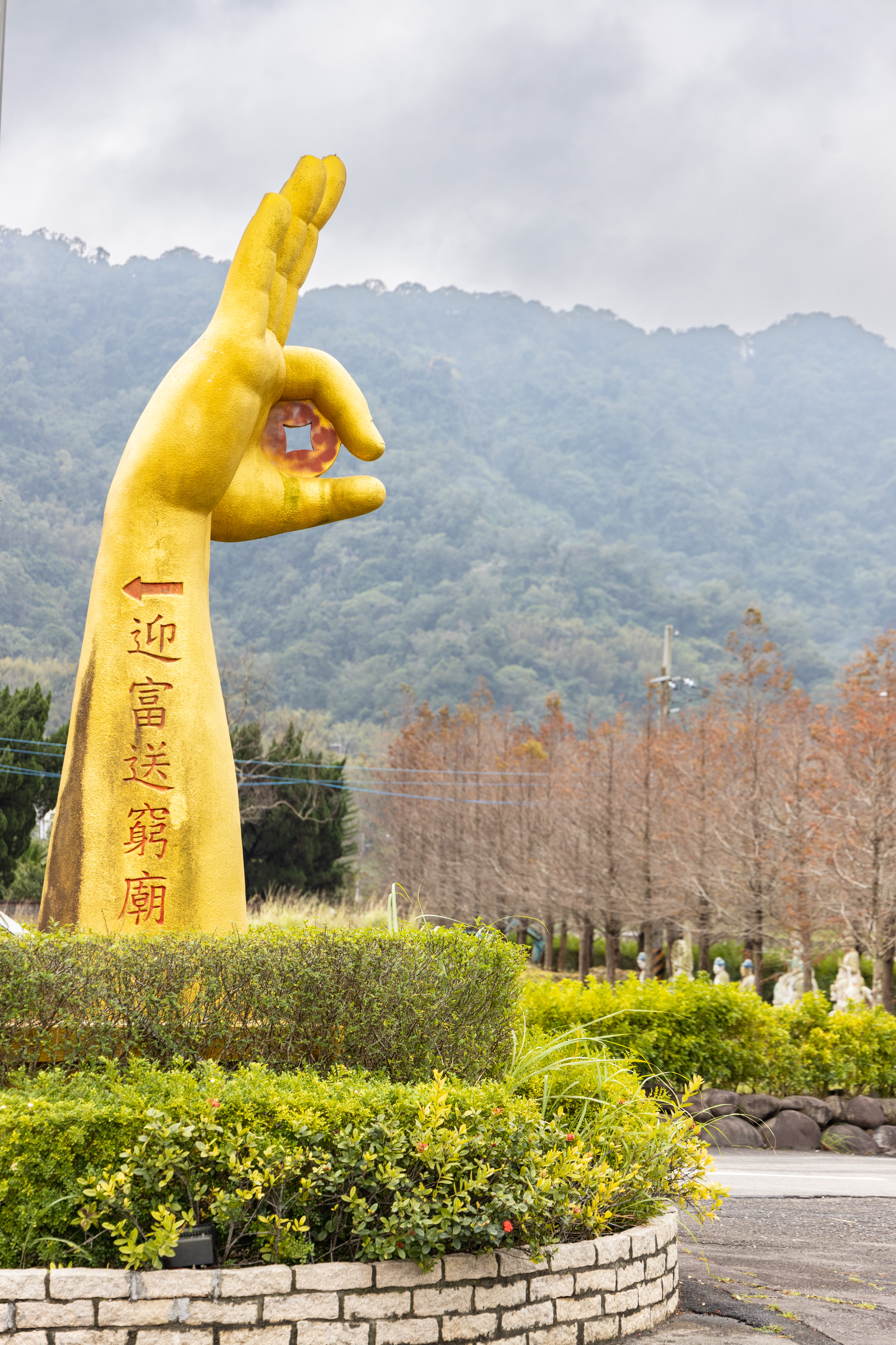 廣場前金燦燦的大牌坊手勢像是在說：有錢萬事OK。