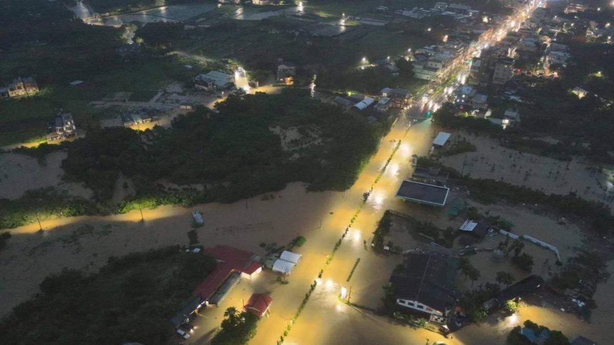 北海岸4日降下致災豪雨，造成新北金山、萬里多處淹水，道路淹成一片汪洋。（新北消防局提供）