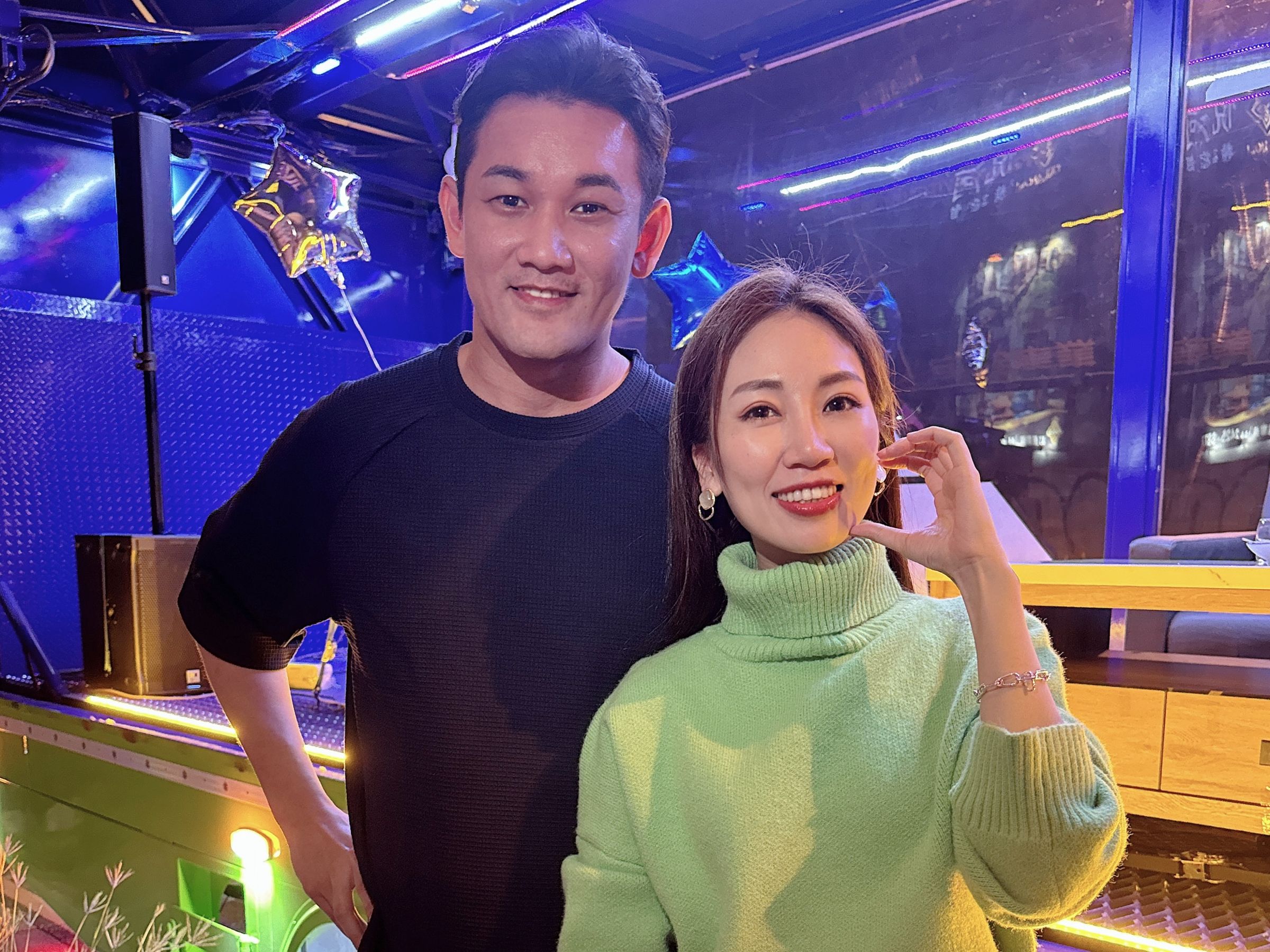 向蕙玲和TikTok創作勛哥一起搭上透明行動招待所,穿梭在台中市區,吸引許多民眾圍觀。(時雨創媒提供)