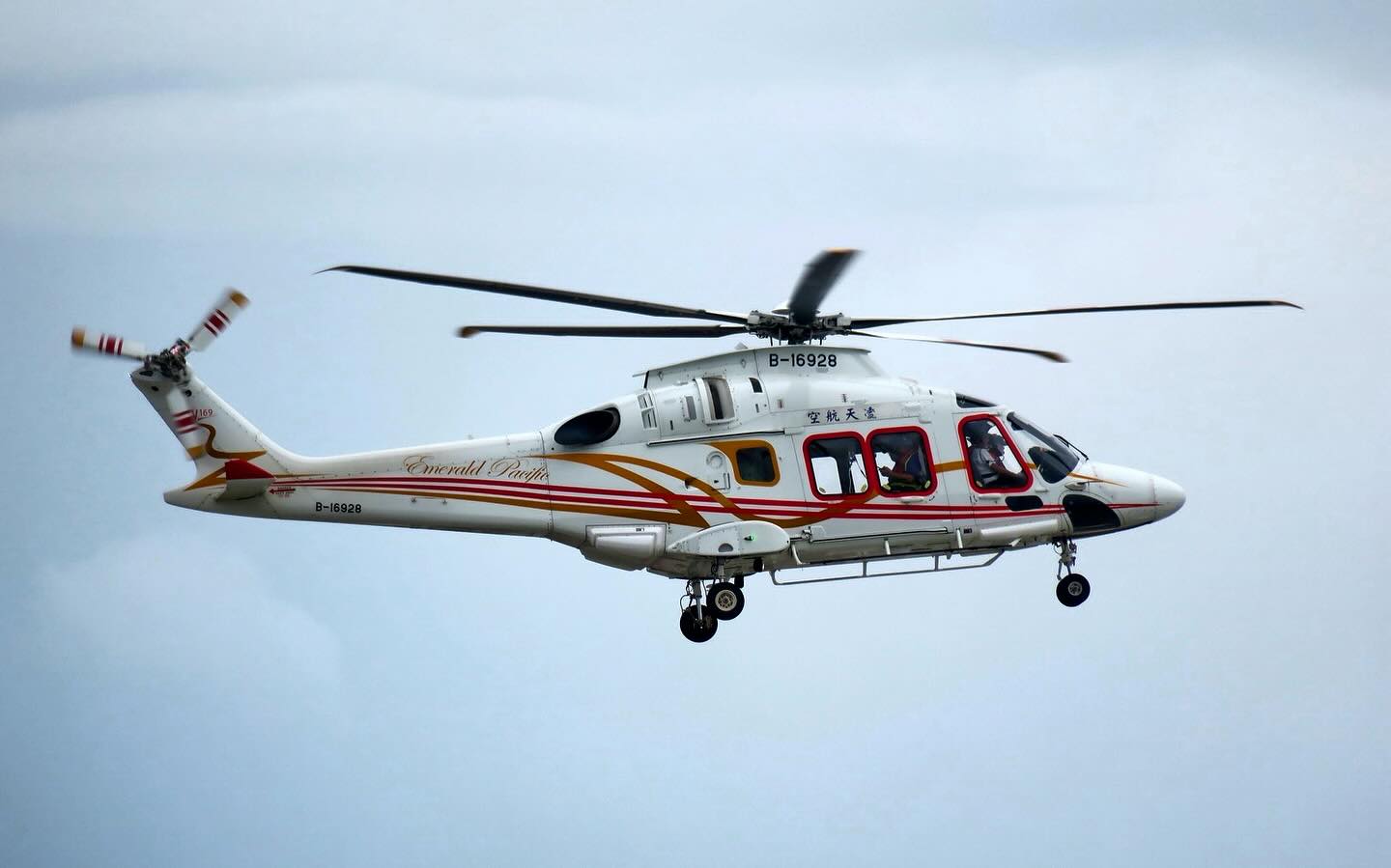 連江衛生局認為凌天未能依約駐地備勤將依約開罰，包括止付9月一整個月約750萬元駐地費，另加上200萬元違約金，共約千萬元。（翻攝自臉書@凌天航空）