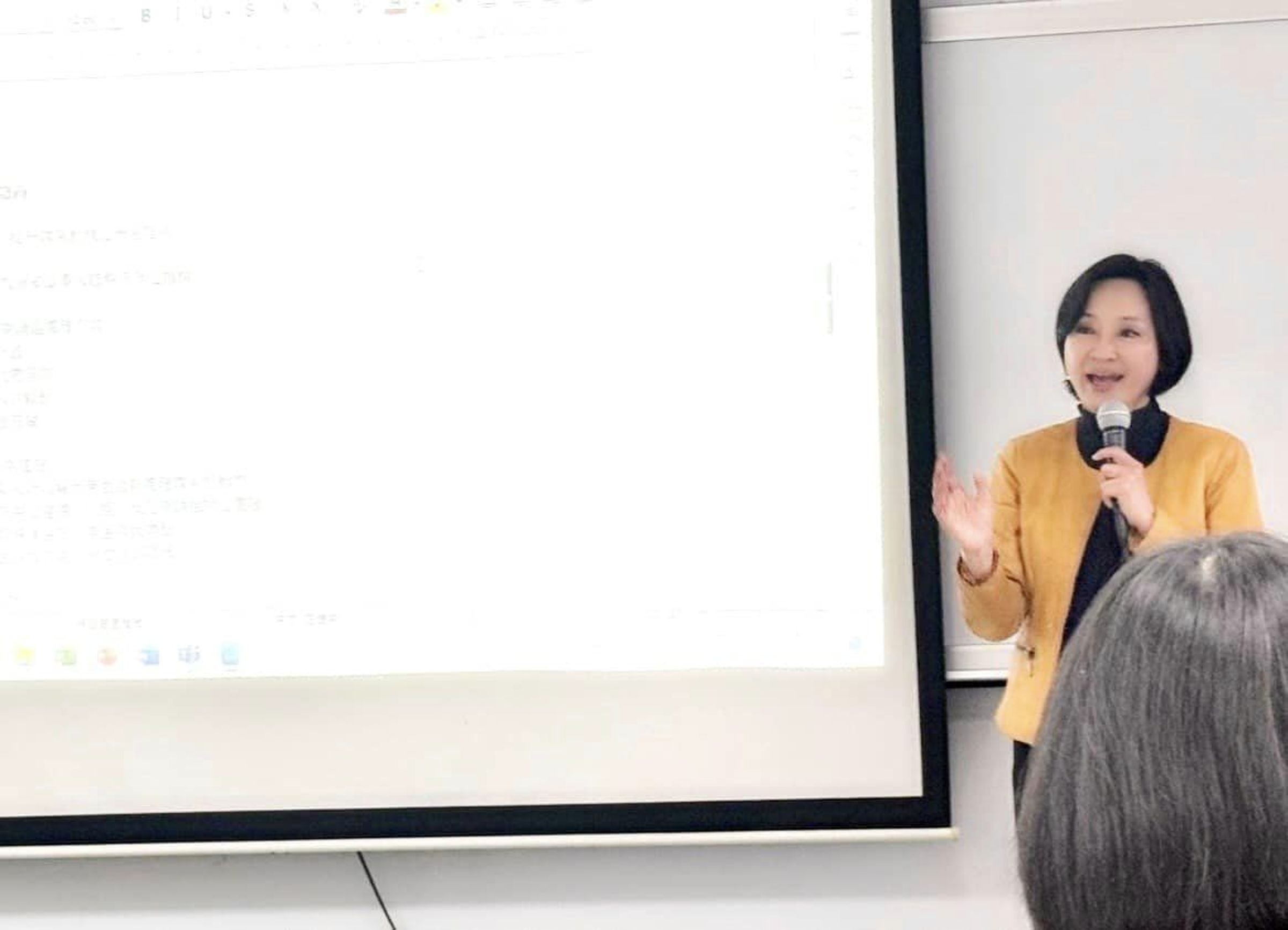 國民黨智庫執行長柯志恩走下講台,將走上人生另一座舞台,27年教學生涯正式畫下句點。(翻攝自柯志恩臉書)