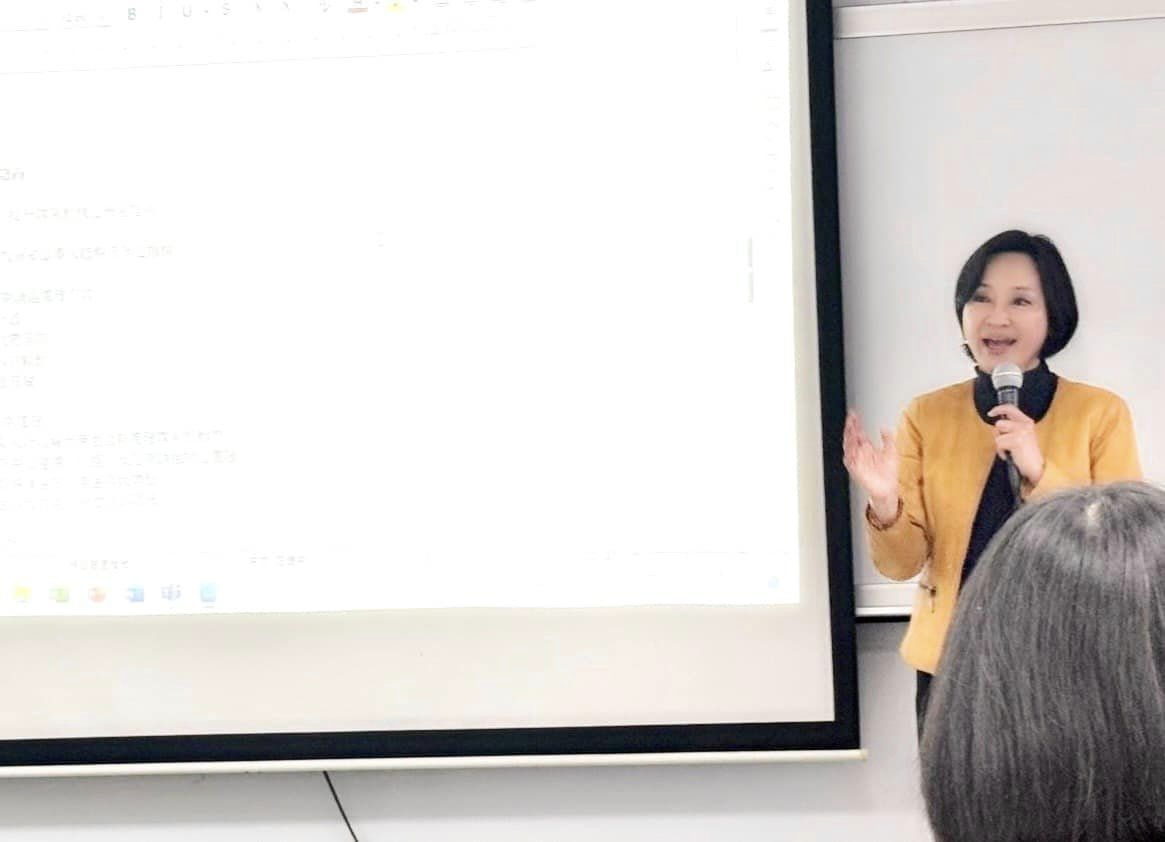 國民黨智庫執行長柯志恩走下講台，將走上人生另一座舞台，27年教學生涯正式畫下句點。（翻攝自柯志恩臉書）