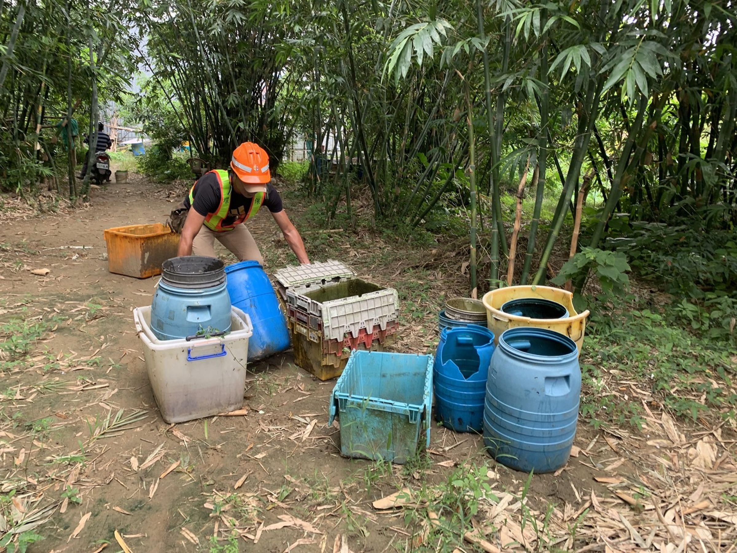 衛生局表示，近期氣溫雖降仍適合病媒蚊生長，提醒民眾落實家戶內外巡倒清刷清理環境。（新北市衛生局提供）