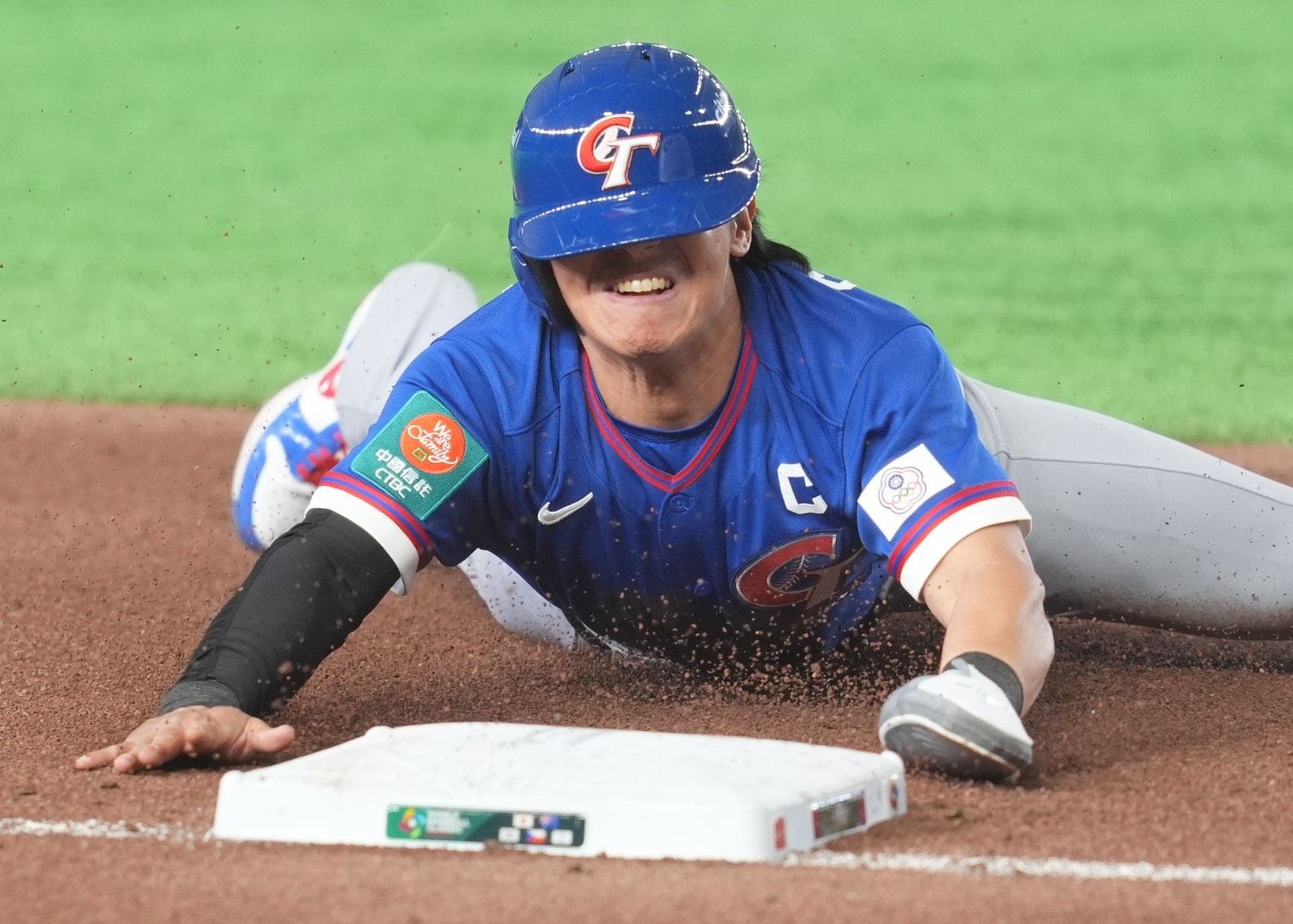 台灣隊長陳傑憲在WBC台韓戰延長賽帶傷代跑，以頭部滑壘衝向三壘，成為比賽關鍵畫面之一。