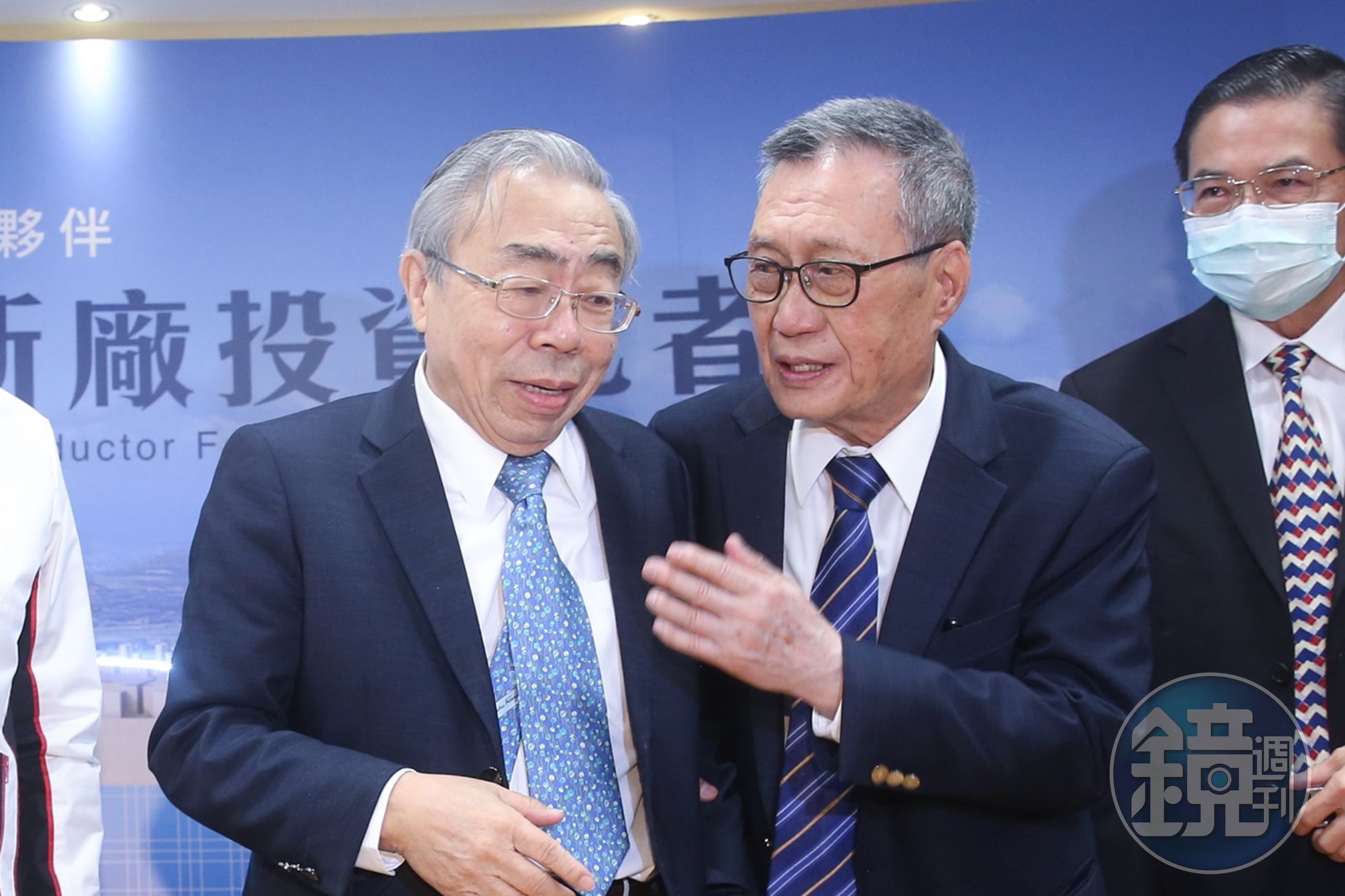 台塑集團大家長王文淵(左)將台塑企業「行政中心」總裁的位置交棒給南亞公司董事長吳嘉昭(右)。(本刊資料照)