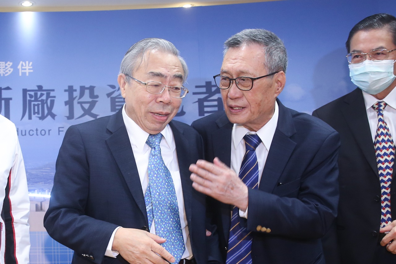 台塑集團大家長王文淵（左）將台塑企業「行政中心」總裁的位置交棒給南亞公司董事長吳嘉昭（右）。（本刊資料照）