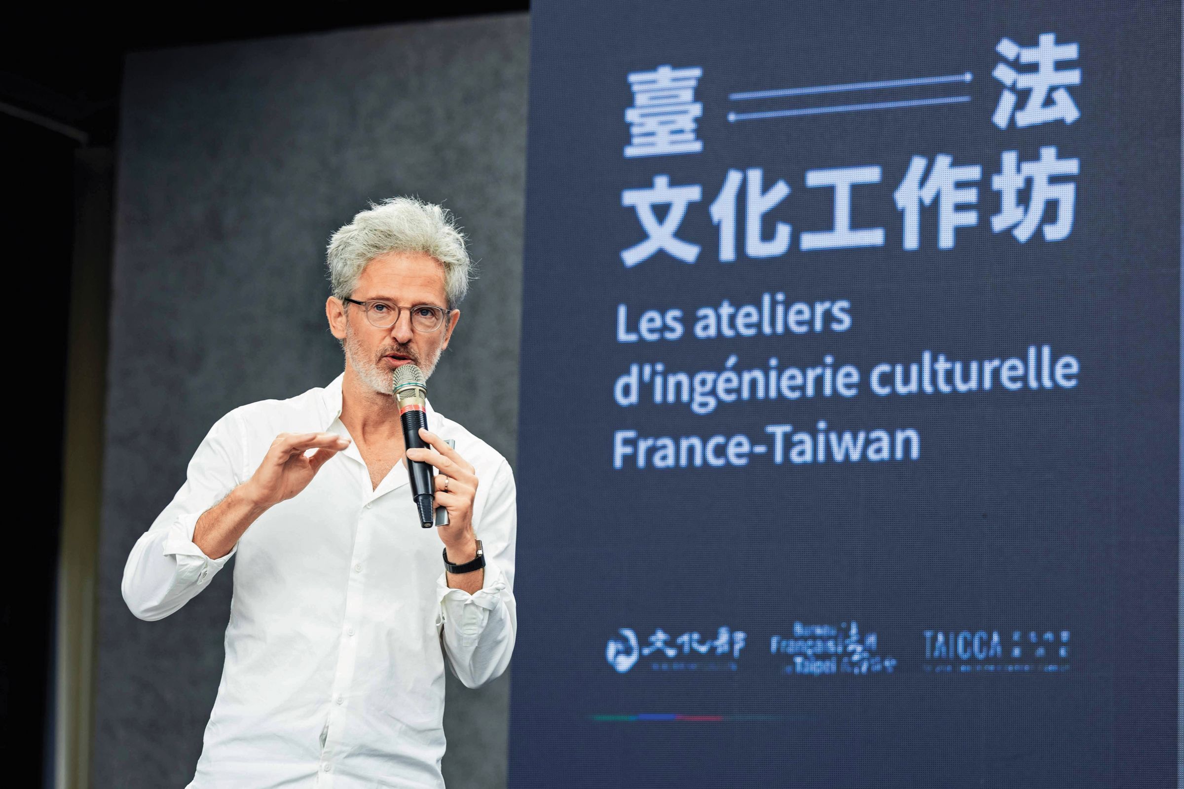台法文化工作坊邀請產業先鋒和學者專家參與，法國音樂藝術家貝涅卡瑞分享他開發生成式AI工具的經驗。（文化部提供）
