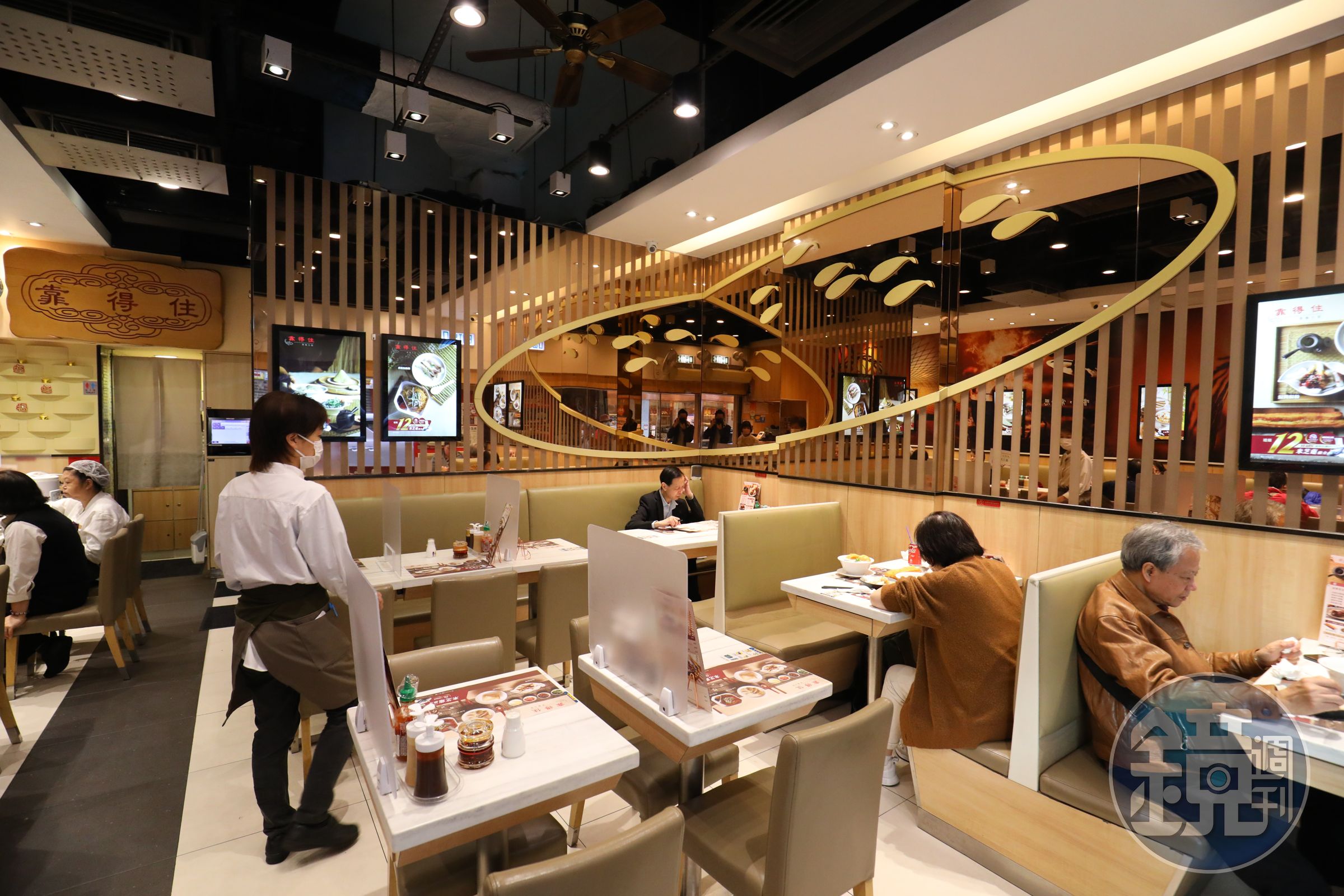 跟其他粥麵館相比，靠得住的店面新穎，座位舒適。