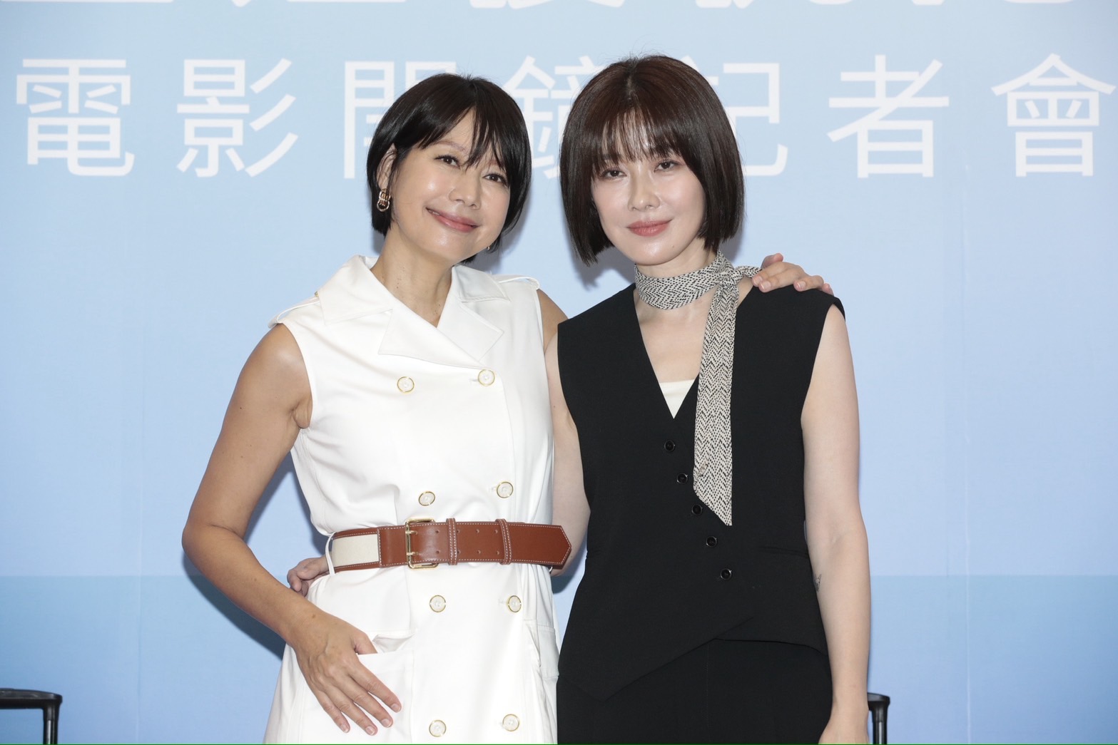 李維維和丁寧一起演出空姐。