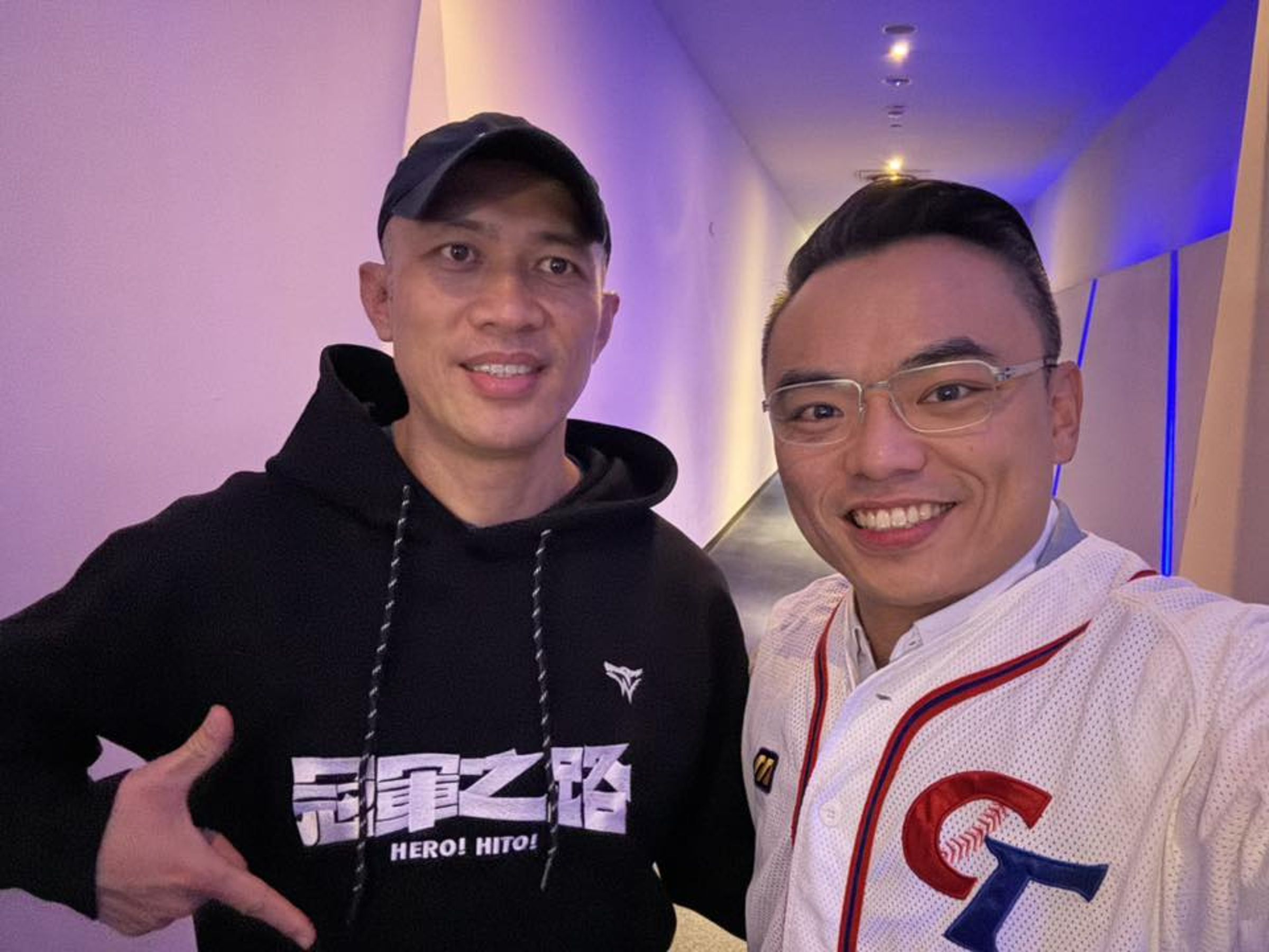 洪孟楷到電影院看《冠軍之路》,並與導演龍男·以撒克·凡亞思合影。(翻攝自洪孟楷臉書)
