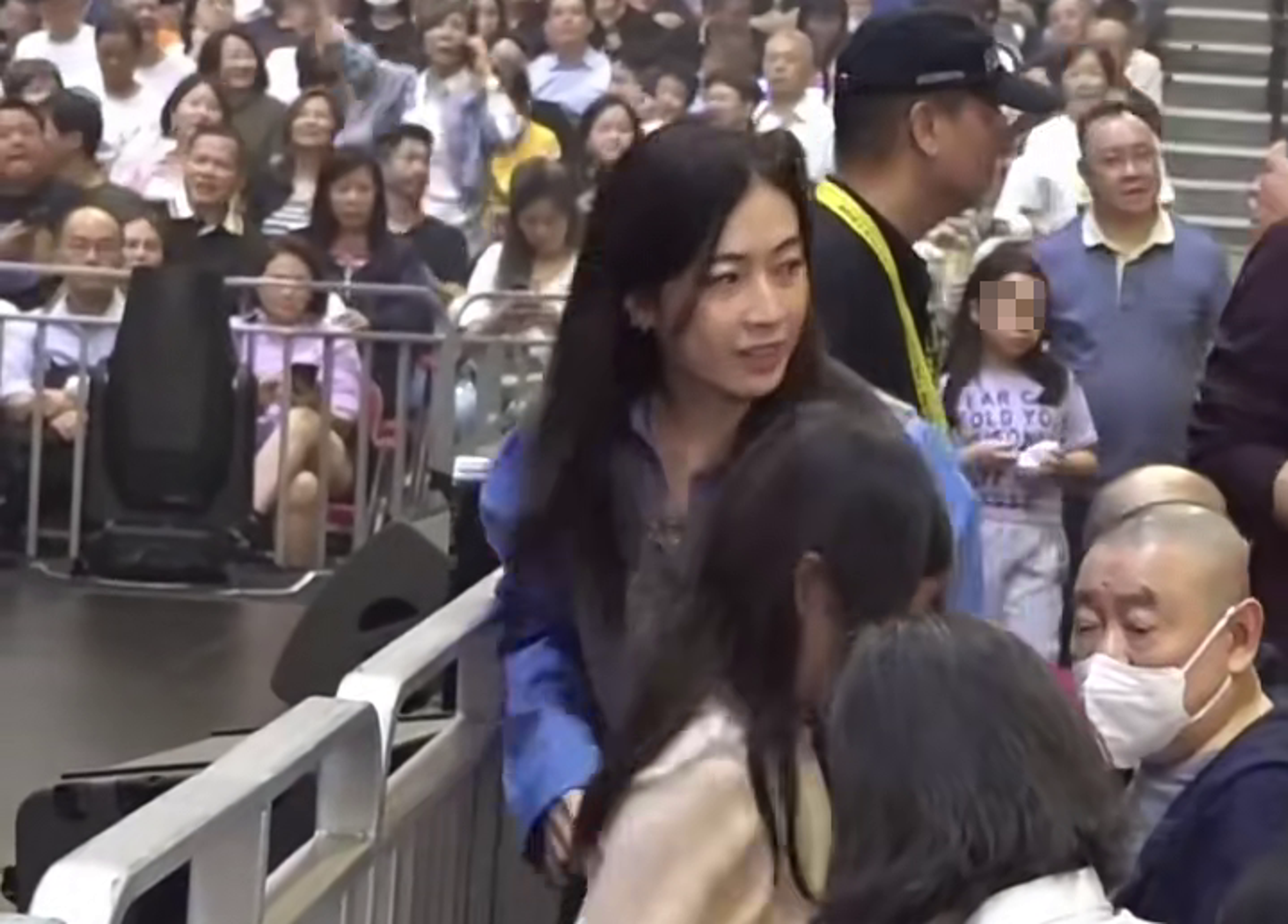 甘比(中)帶著小女兒劉秀兒到場欣賞譚詠麟演唱會,坐在大劉(右下)身旁,一家三口難得公開同場。(翻攝小紅書)