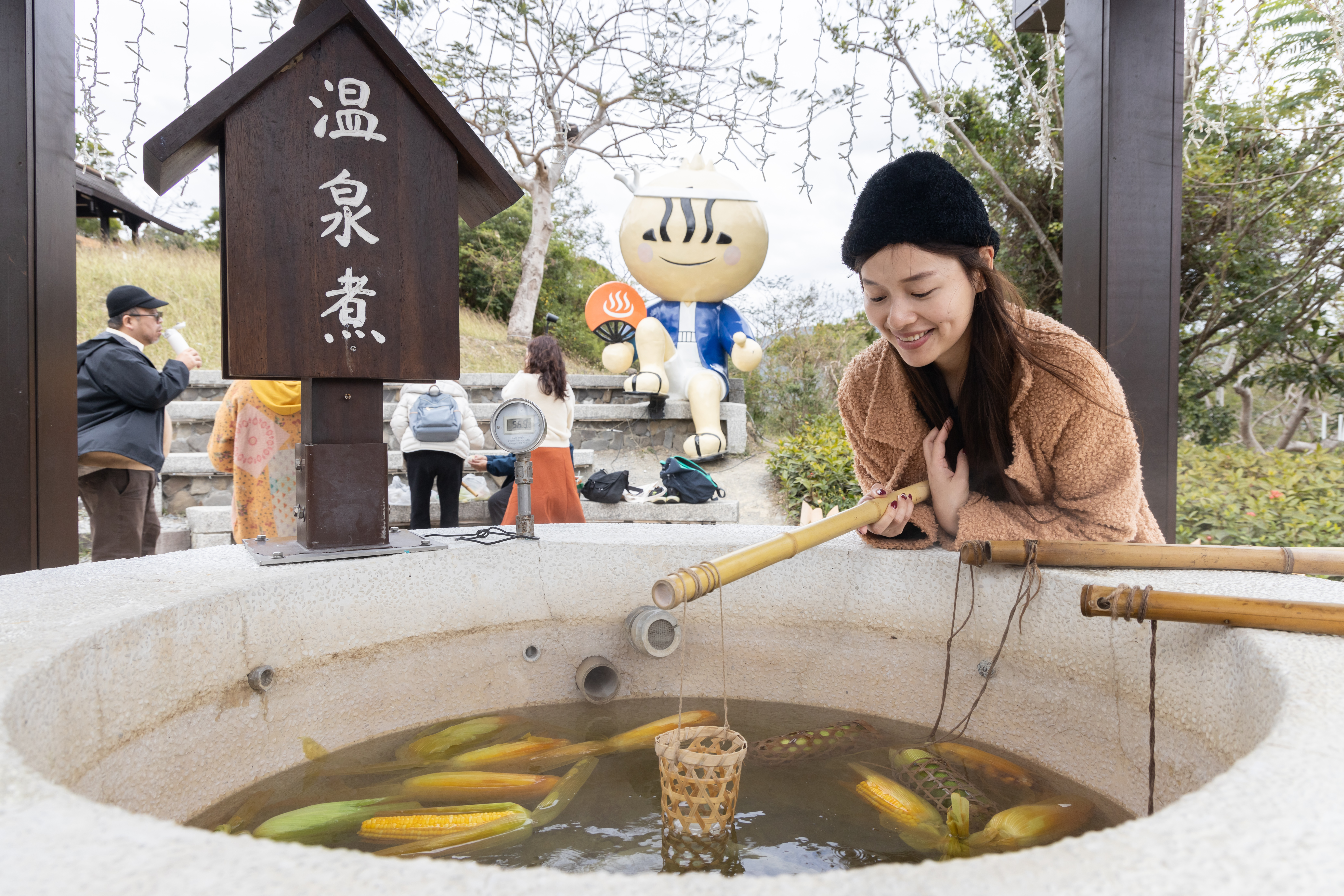遊客可以自帶食物到「溫泉煮」體驗地熱溫泉煮食的樂趣，也能到商店購買雞蛋、鹹鴨蛋來煮。