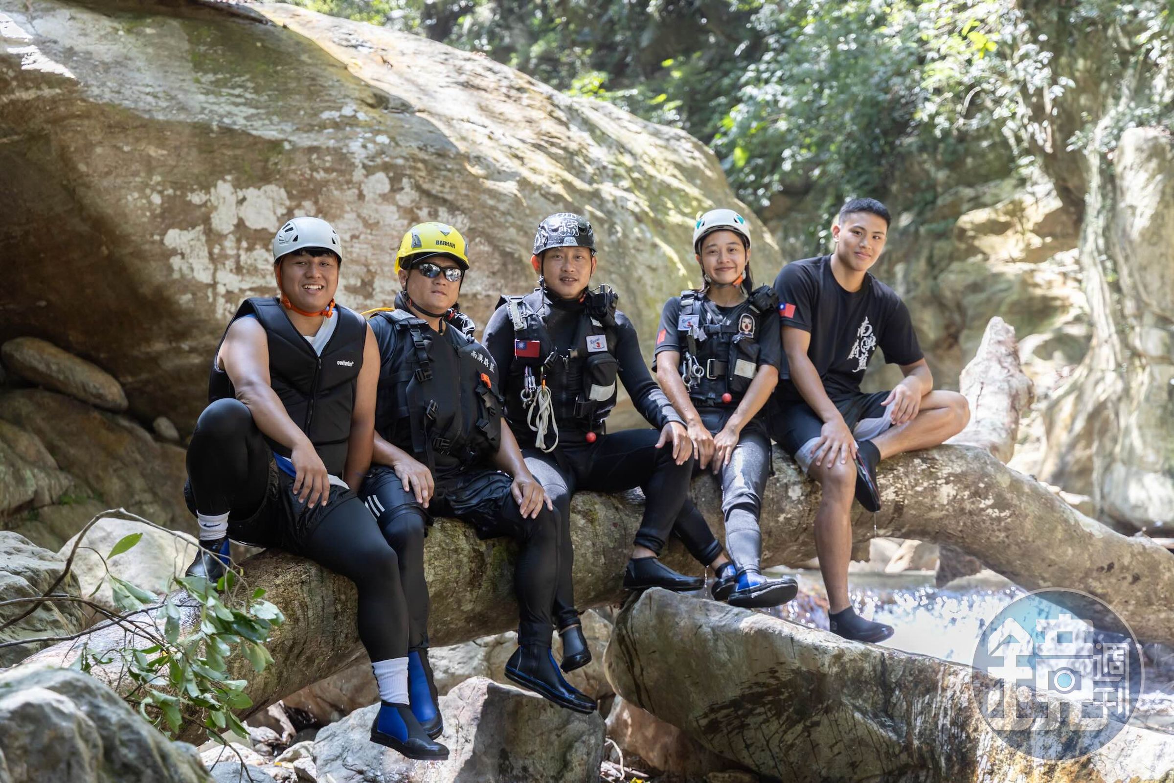 「南澳蔚藍溯溪」擁有專業教練團,老闆李汪桀(中)很會規劃路線與帶動氣氛。